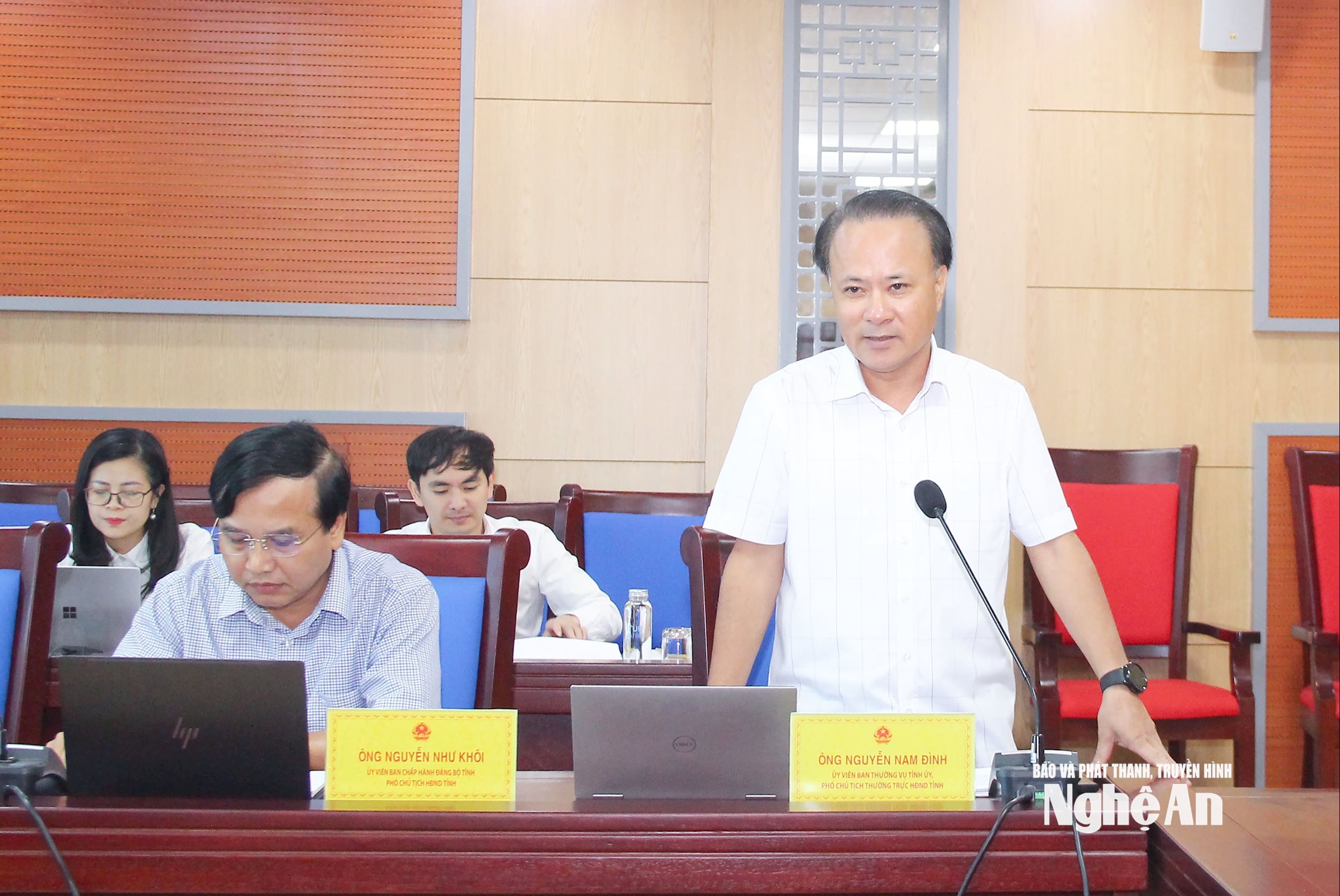 Đồng chí Nguyễn Nam Đình - Uỷ viên Ban Thường vụ Tỉnh uỷ, Phó Chủ tịch Thường trực HĐND tỉnh đề nghị UBND tỉnh cập nhật các quy định mới và thực tiễn nhằm q. Ảnh: Mai Hoa