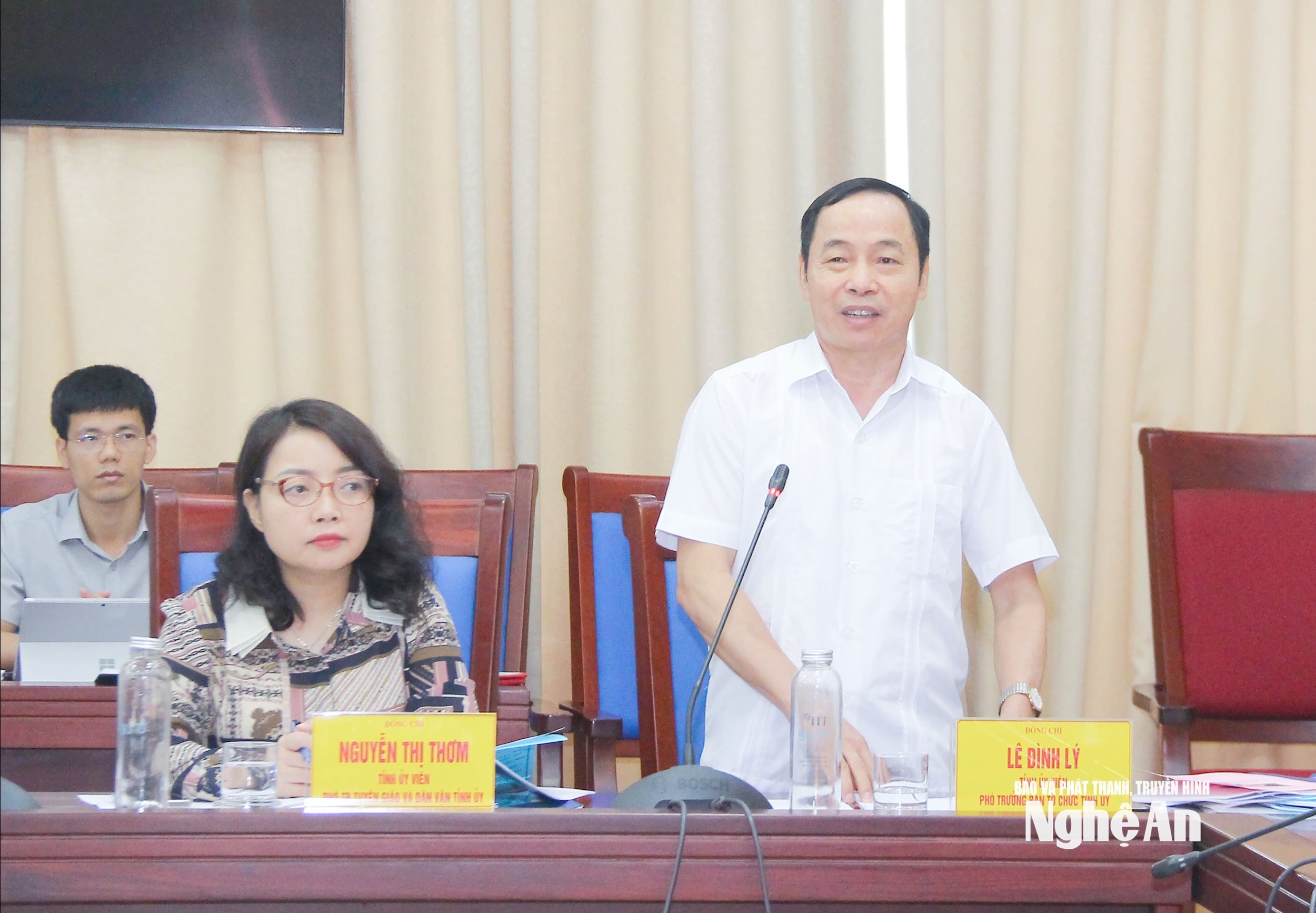 Phó trưởng ban Thường trực Ban Tổ chức Tỉnh uỷ Lê Đình Lý phát biểu góp ý về công tác tổ chứ, cán bộ. Ảnh Mai Hoa