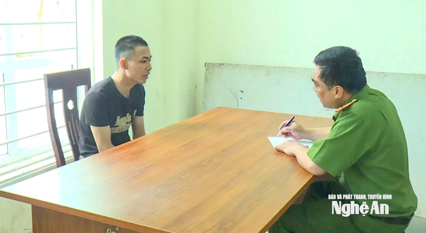 Cơ quan Công an làm việc với Lê Văn Hà - đối tượng trong đường dây mua, bán người sang đặc khu Tam Giác Vàng. Ảnh tư liệu: Văn Hậu