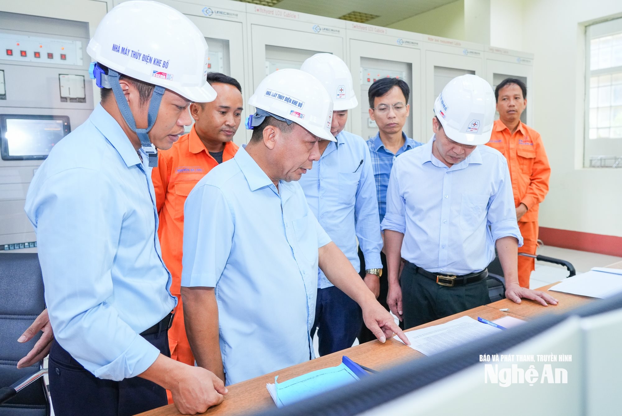 Phó Chủ tịch UBND tỉnh làm việc với Ban quản lý Thủy điện Khe Bố. Ảnh: Thành Cư