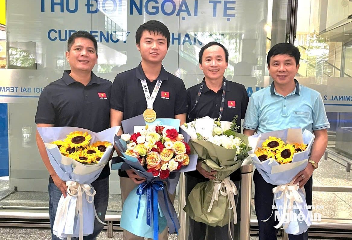 Thầy giáo Hoàng Thanh Phong -Phó hiệu trưởng Trường THPT chuyên Phan Bội Châu chúc mừng đoàn giáo viên và học sinh nhà trường trở về sau Kỳ thi Olympic Toán học quốc tế. Ảnh - NTCC