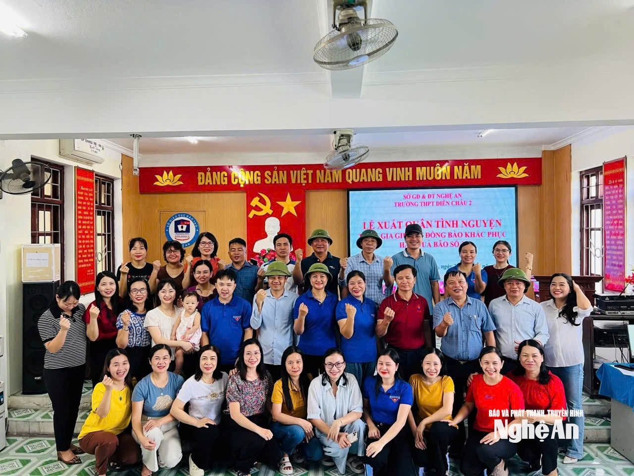 Trường THPT Diễn Châu 2 xuất quân hỗ trợ các địa phương bị bão lũ. Ảnh - NTCC