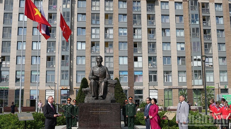 Thống đốc Saint Petersburg Alexander Beglov phát biểu tại lễ khánh thành Quảng trường Hồ Chí Minh. (Ảnh: XUÂN HƯNG) ndo_br_dsc00778.jpg