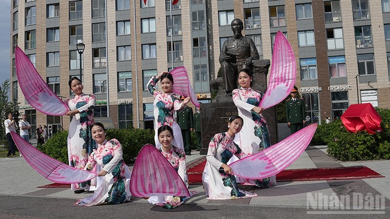 Tiết mục văn nghệ chào mừng Khánh thành Quảng trường Hồ Chí Minh. (Ảnh: XUÂN HƯNG) ndo_br_dsc00680.jpg