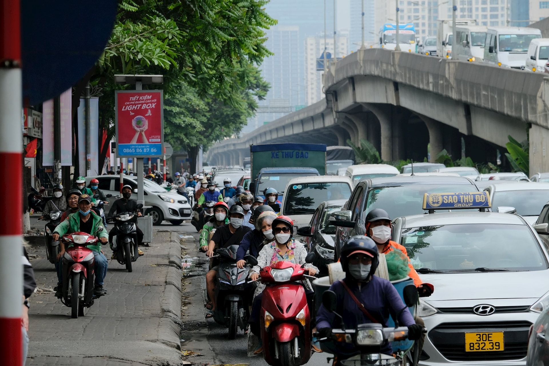 Ùn tắc giao thông Hà Nội: Ô tô lấn làn, xe máy điền vào chỗ trống