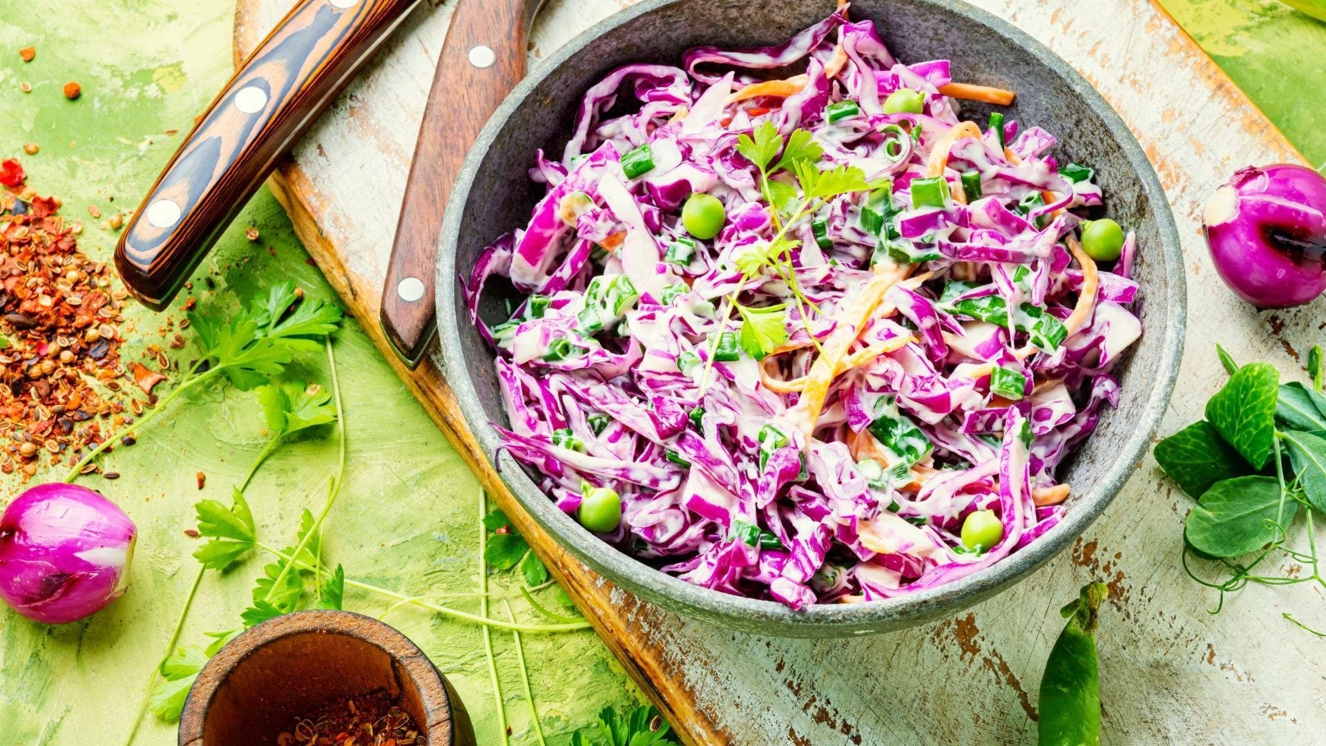 Cách làm salad bắp cải giòn mát sốt bơ đậu phộng béo bùi