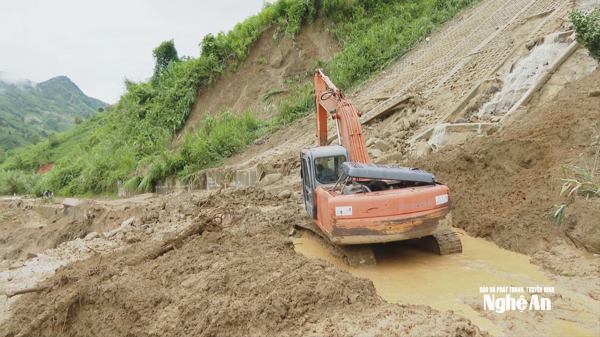 anh-4-cac-don-vi-ql-duong-bo-van-toc-luc-thong-xe-buoc-1-tren-quoc-lo-16(1).jpg