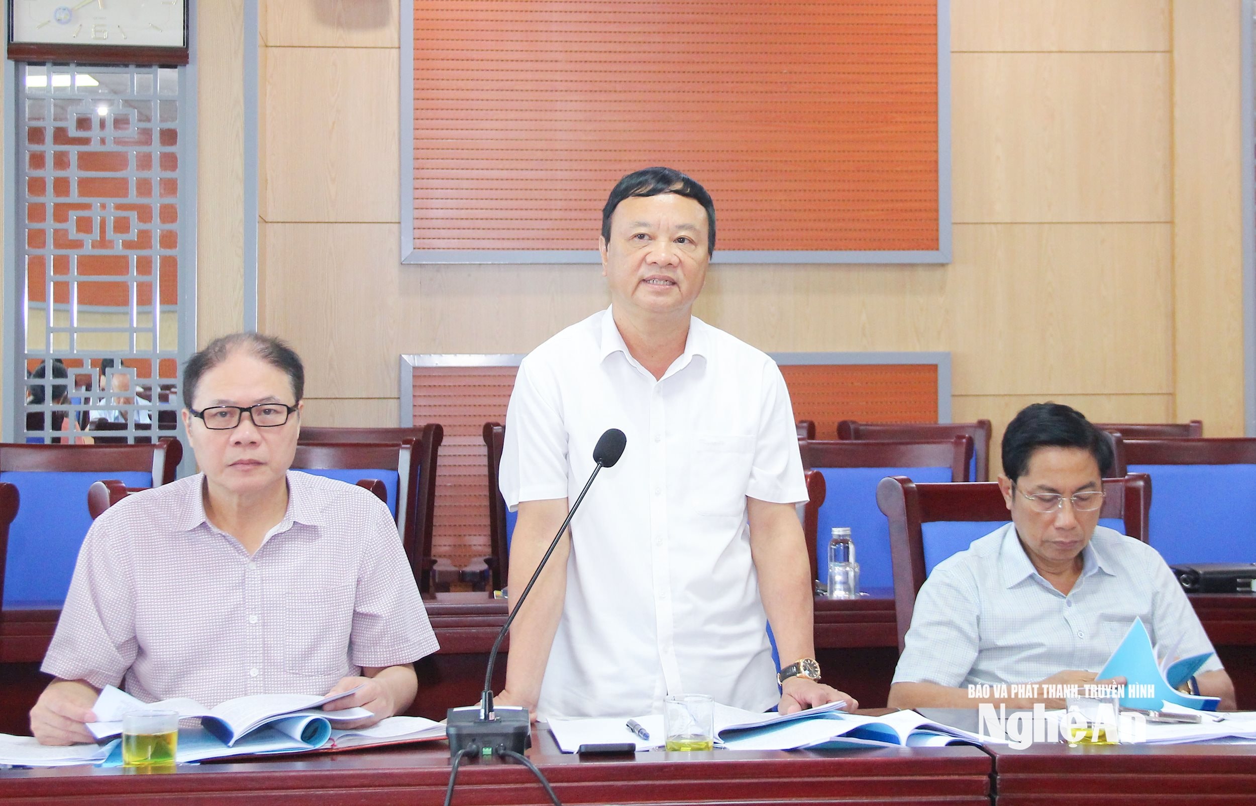Phó trưởng ban Nội chính Tỉnh uỷ tham gia ý kiến góp ý tại cuộc họp. Ảnh: Mai Hoa