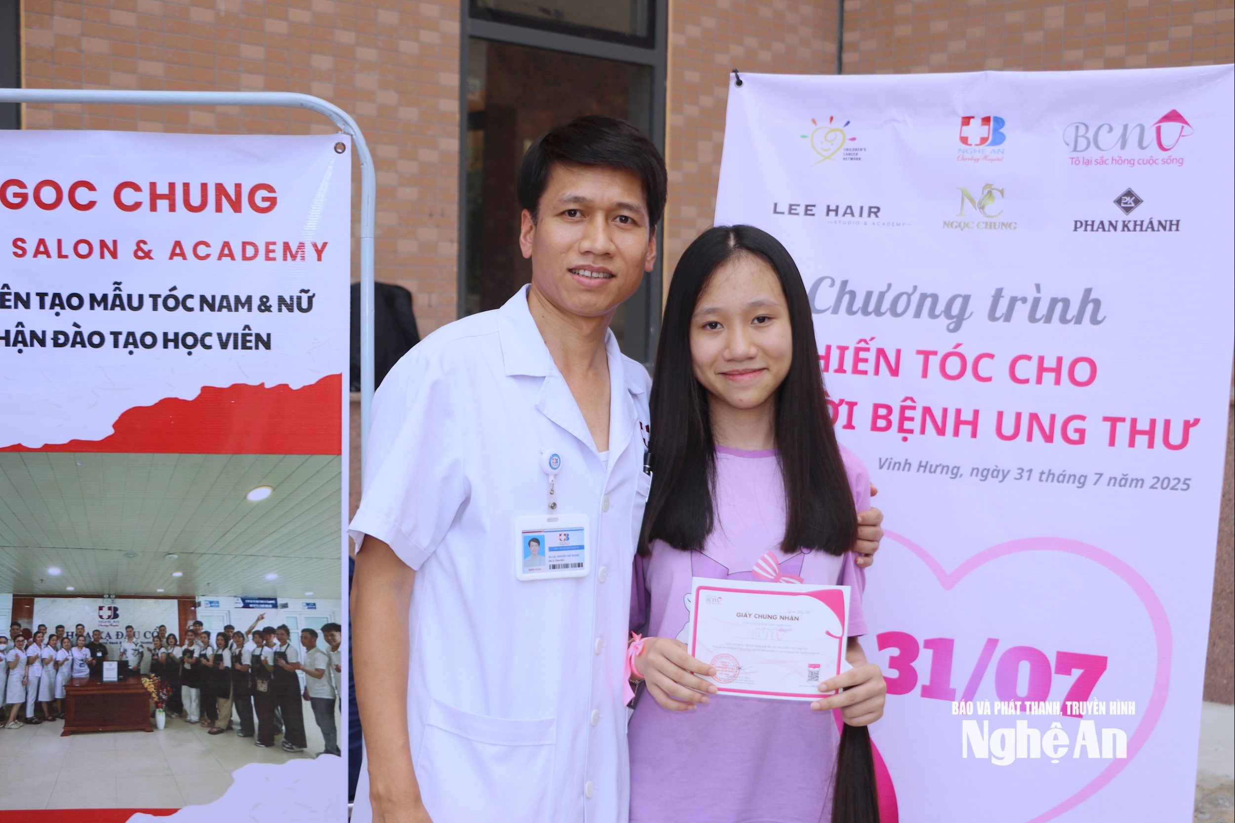 ម្ចាស់សក់ក្នុងកម្មវិធីទទួលបានវិញ្ញាបនបត្រដោយទទួលស្គាល់នូវទង្វើដ៏ថ្លៃថ្នូររបស់ខ្លួន។