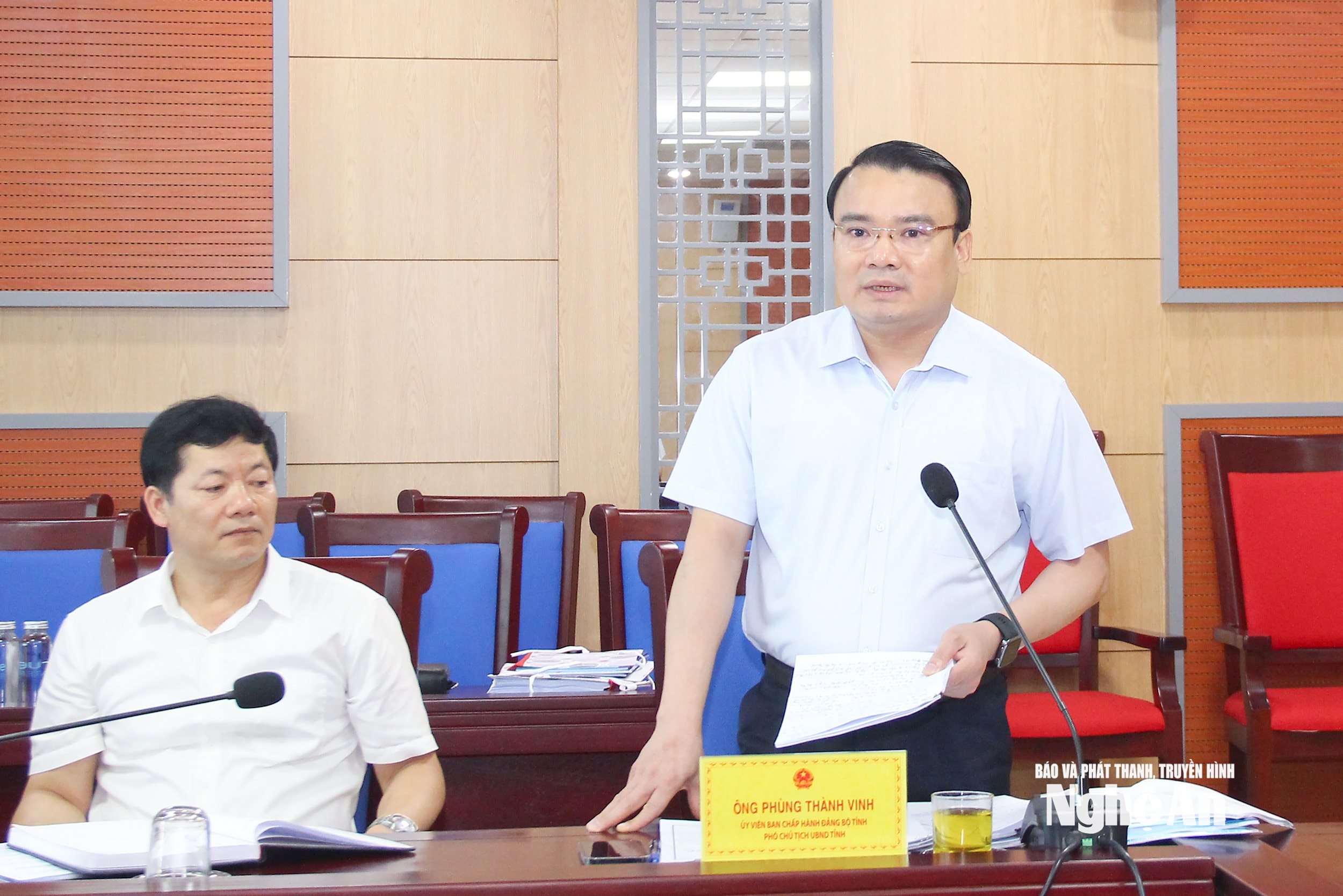 Phó Chủ tịch UBND tỉnh Phùng Thành Vinh góp ý về định hướng phát triển, lựa chọn khâu đột phá và ưu tiên các công trình đầu tư. Ảnh Mai Hoa