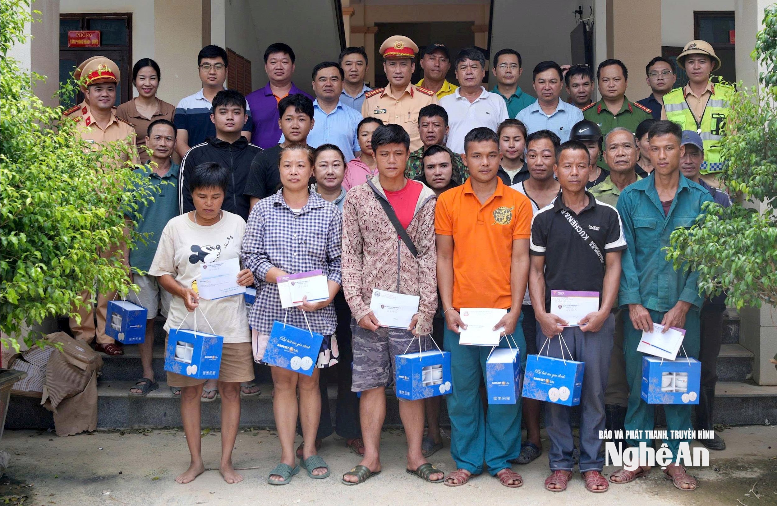trao quà người dân Mường Xén