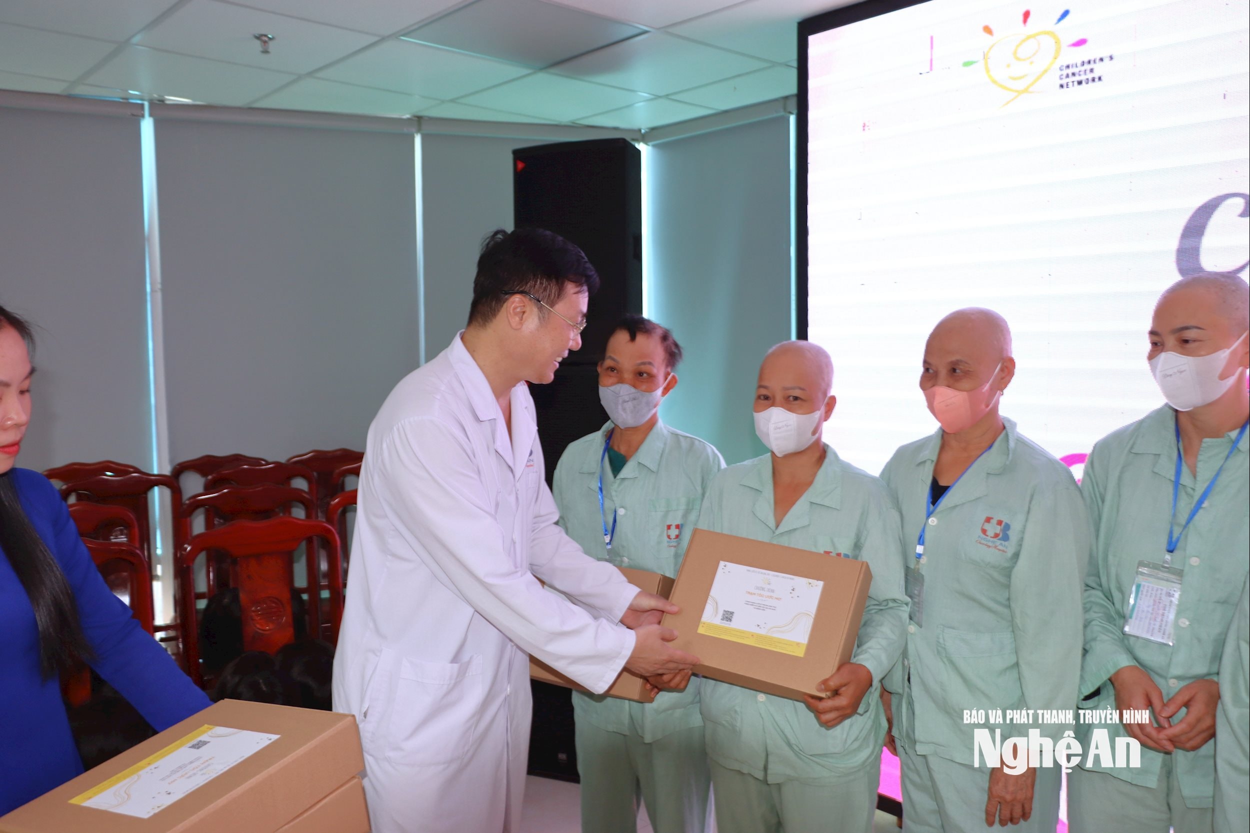 អ្នកជំងឺមហារីកត្រូវបានផ្លាស់ទៅទទួលសក់ពាក់ជាអំណោយពីកម្មវិធី។