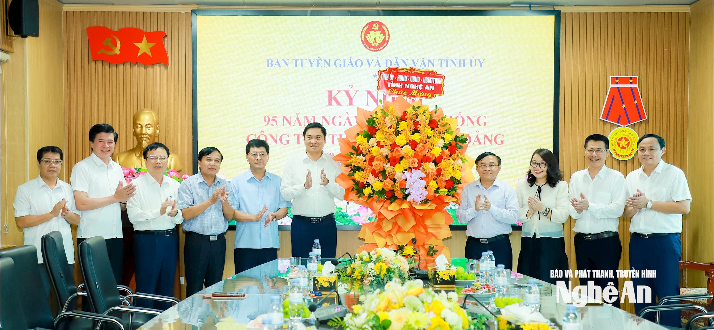 Đồng chí Hoàng Nghĩa Hiếu - Phó Bí thư Thường trực Tỉnh ủy, Chủ tịch HĐND tỉnh và đoàn công tác chúc mừng Ban Tuyên giáo và Dân vận Tỉnh ủy. Ảnh: Thành Duy