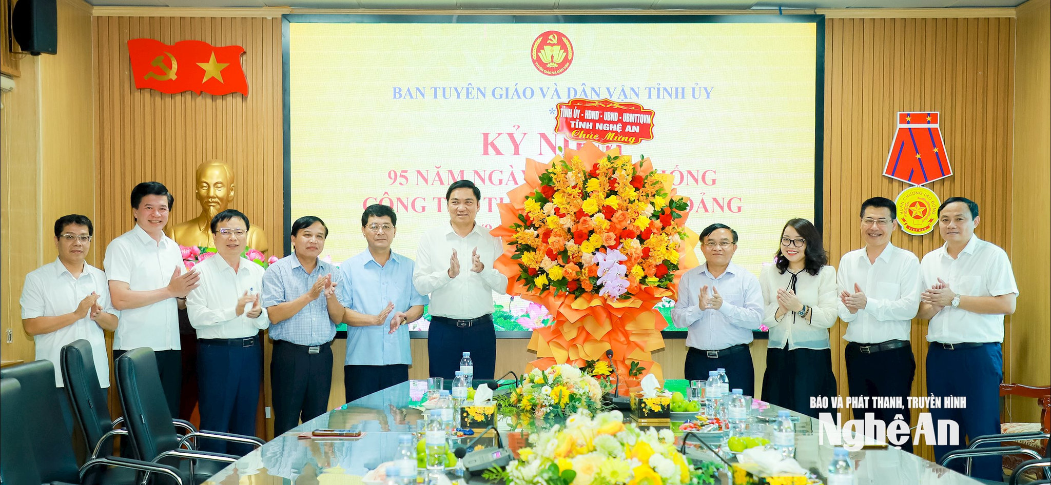 Phó Bí thư Thường trực Tỉnh ủy Hoàng Nghĩa Hiếu chúc mừng Ban Tuyên giáo và Dân vận.