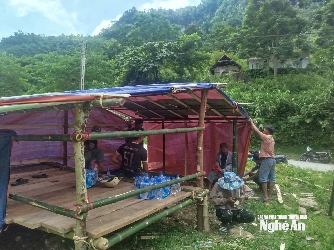 lực lượng chức năng giúp người dân bản HUồi Tố dựng lán tạm để ở