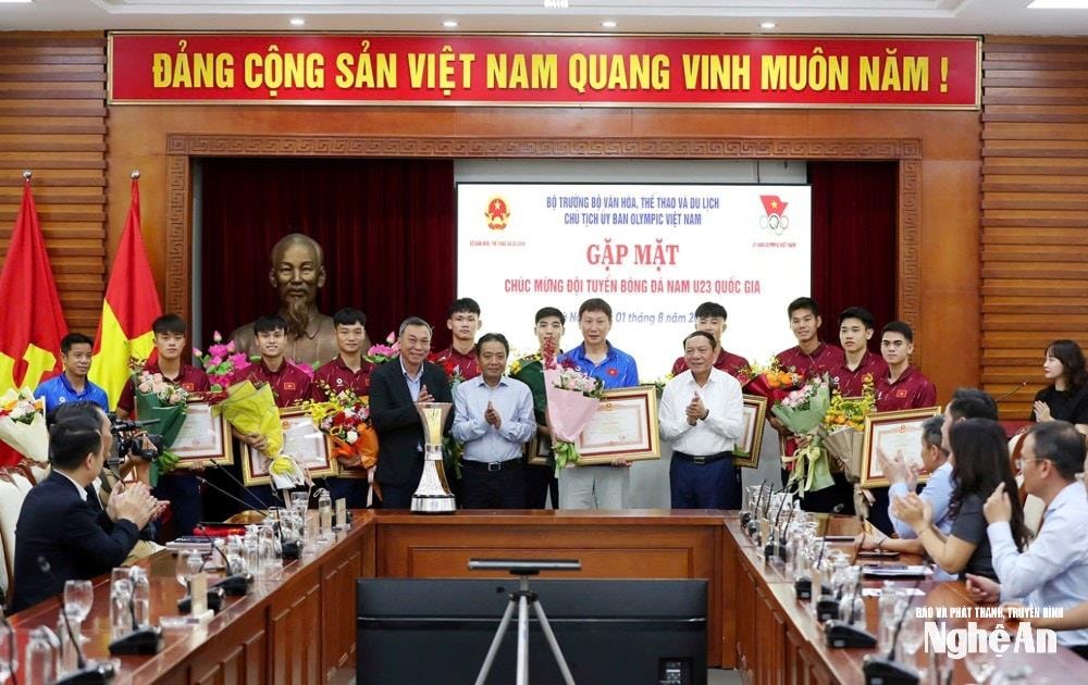 8_bo_truong_tang_bang_khen_dzrb(1).jpg