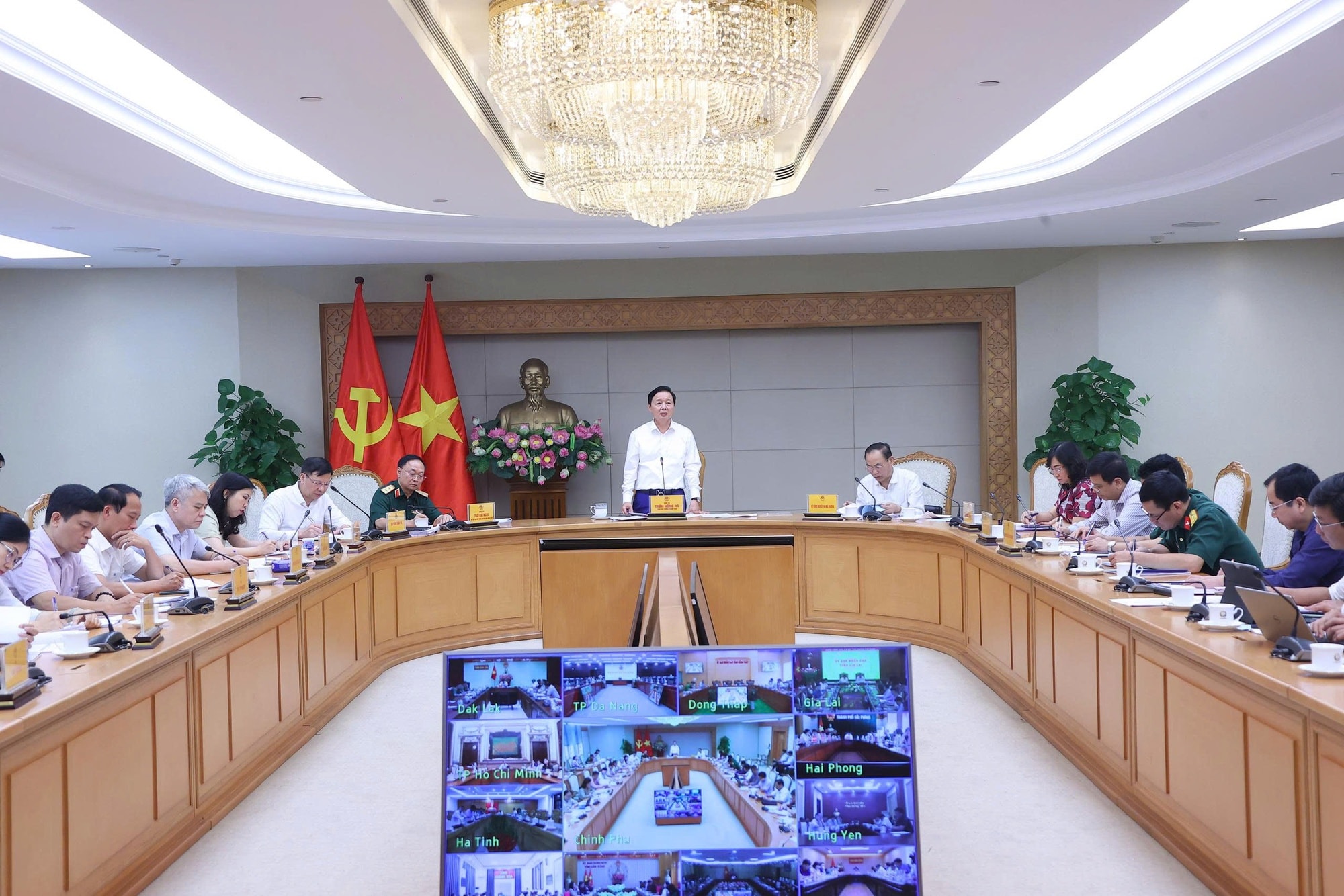 Phó Thủ tướng Trần Hồng Hà đã chủ trì cuộc họp Ban Chỉ đạo quốc gia về chống khai thác hải sản bất hợp pháp, không báo cáo và không theo quy định (IUU), kết nối trực tuyến với các tỉnh, TP ven biển. Ảnh Đ.Nam
