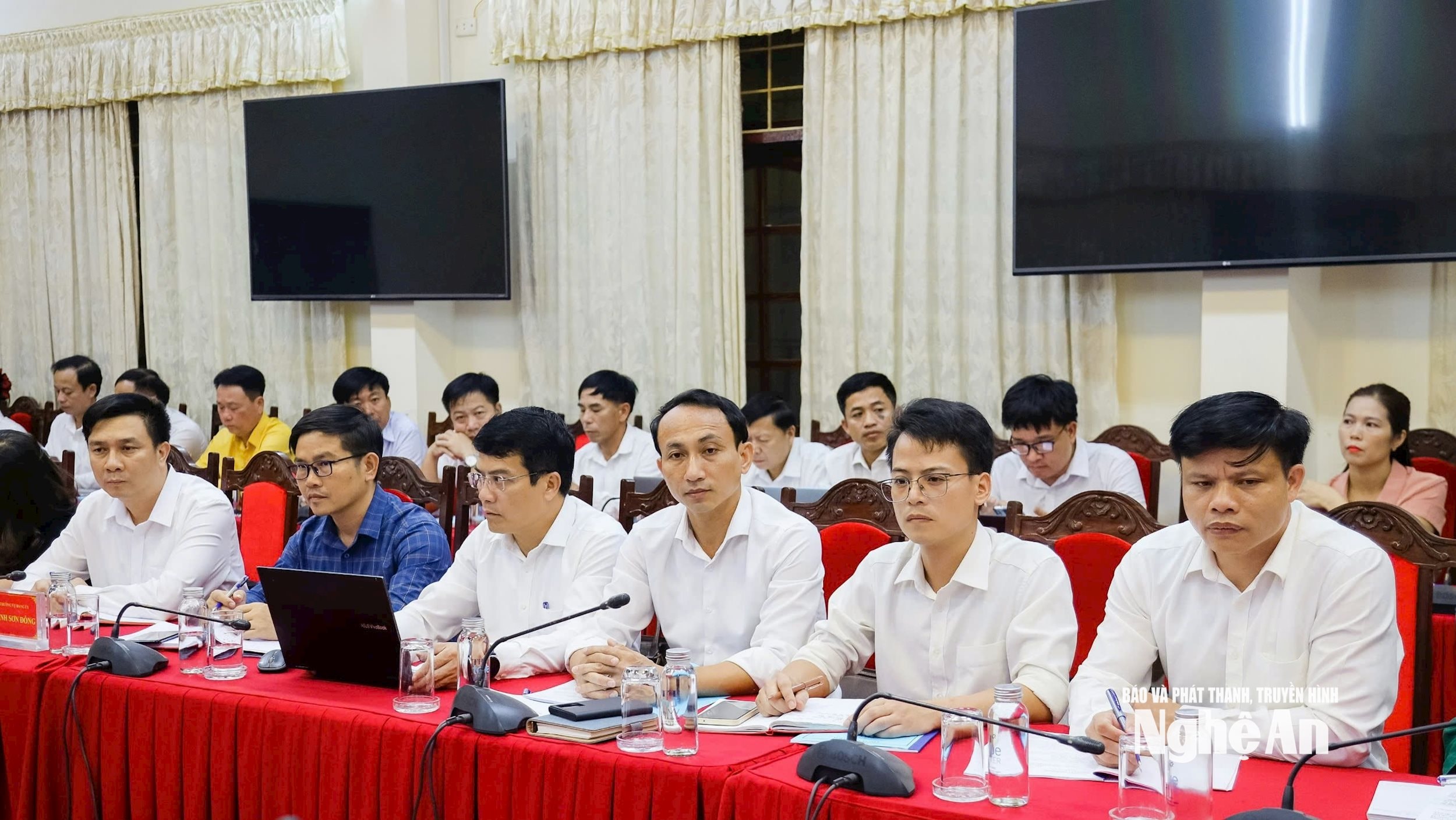 cán bộ 1