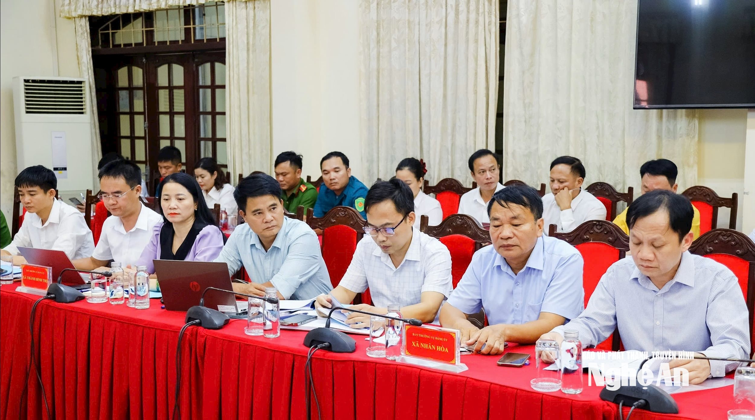 cán bộ 2
