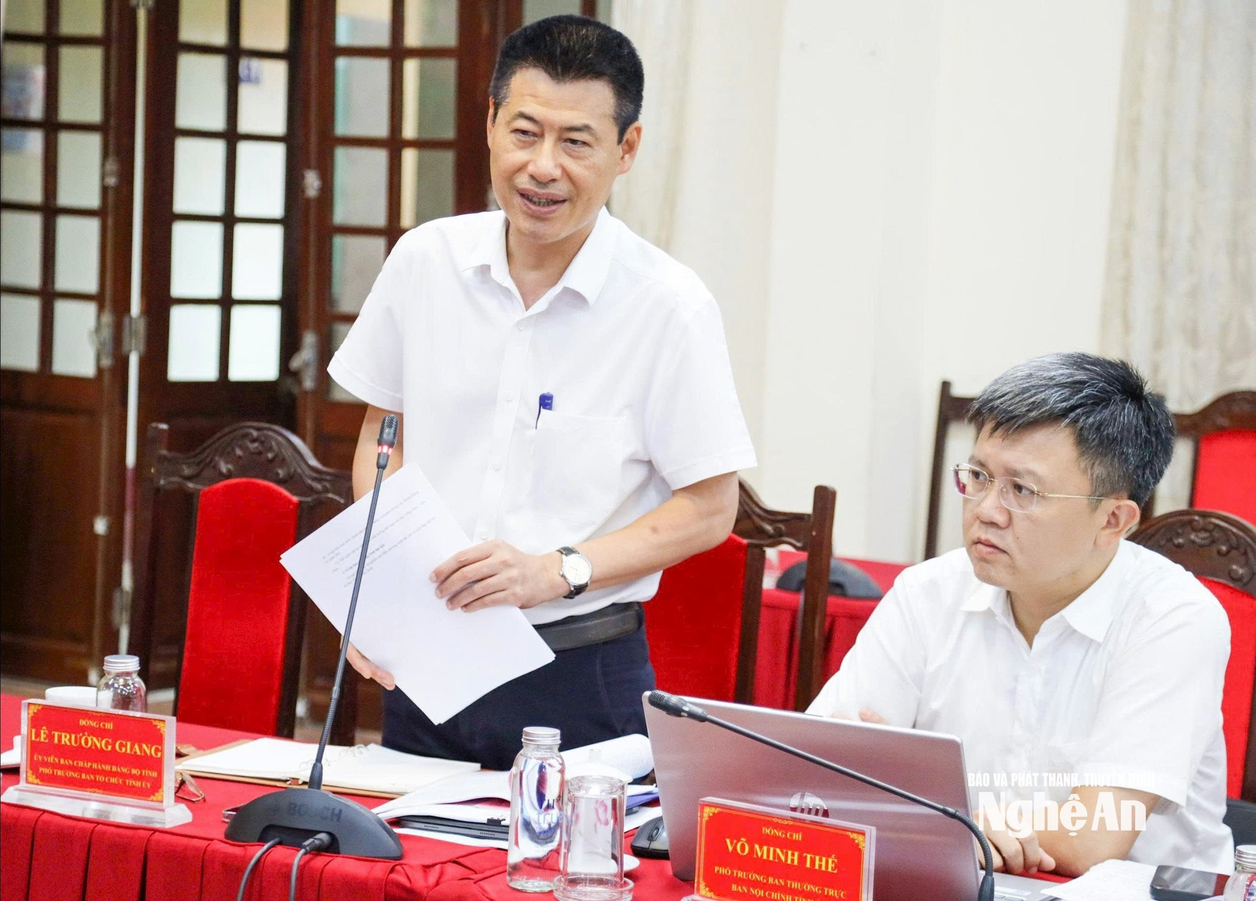 Đồng chí Lê Trường Giang - Ủy viên Ban Chấp hành Đảng bộ tỉnh, Phó Trưởng Ban Tổ chức Tỉnh ủy phát biểu góp ý tại hội nghị. Anh
