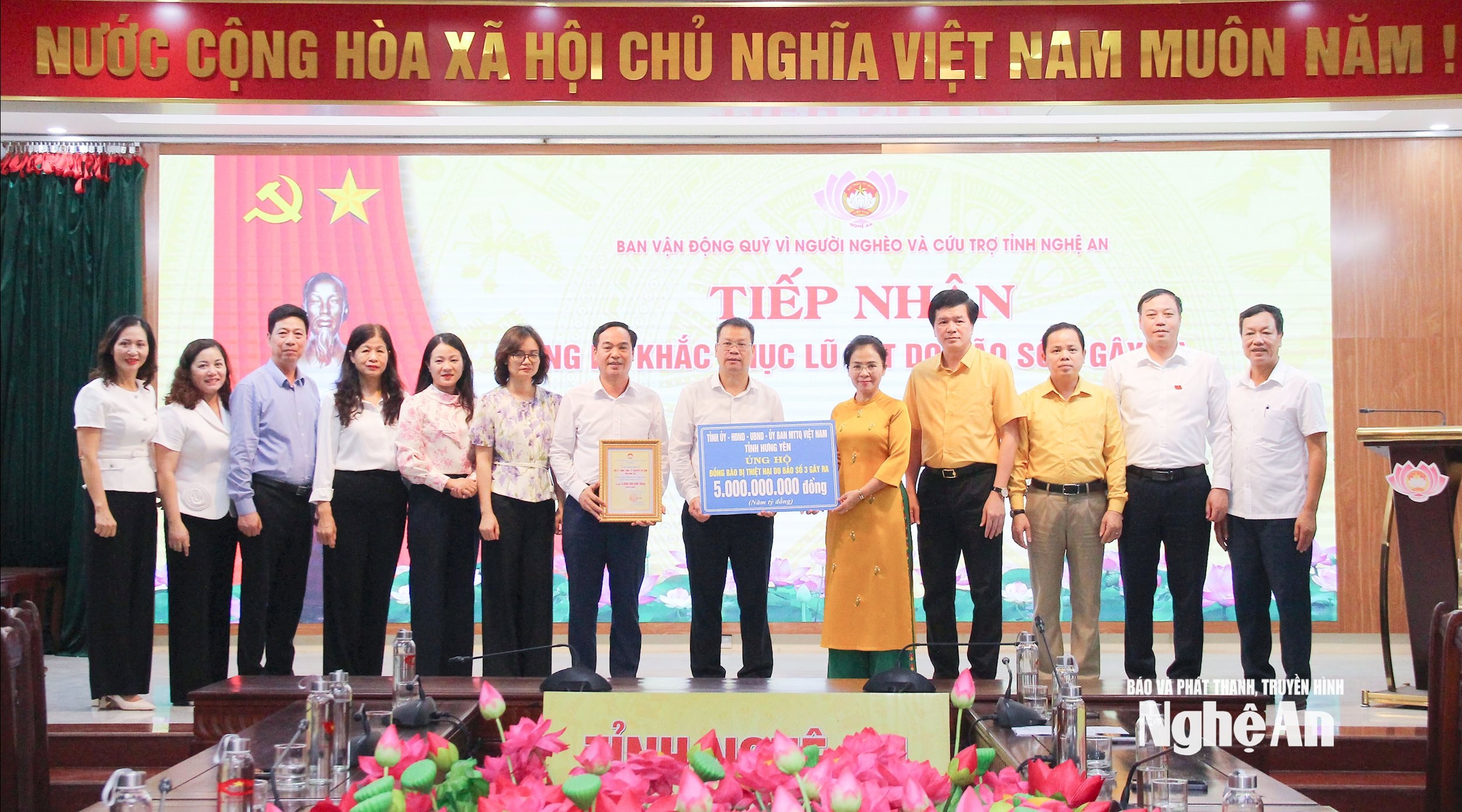 គណៈប្រតិភូខេត្ត Hung Yen ប្រគល់ថវិកាចំនួន ៥ ពាន់លានដុងដល់ខេត្ត Nghe An ដើម្បីជំនះពុះពារផលវិបាកដោយទឹកជំនន់។ រូបថត៖ Mai Hoa