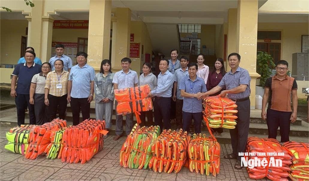 Ban An toàn Giao thông tỉnh trao áo phao cho chính quyền địa phương để phát cho người dân. Ảnh: PV