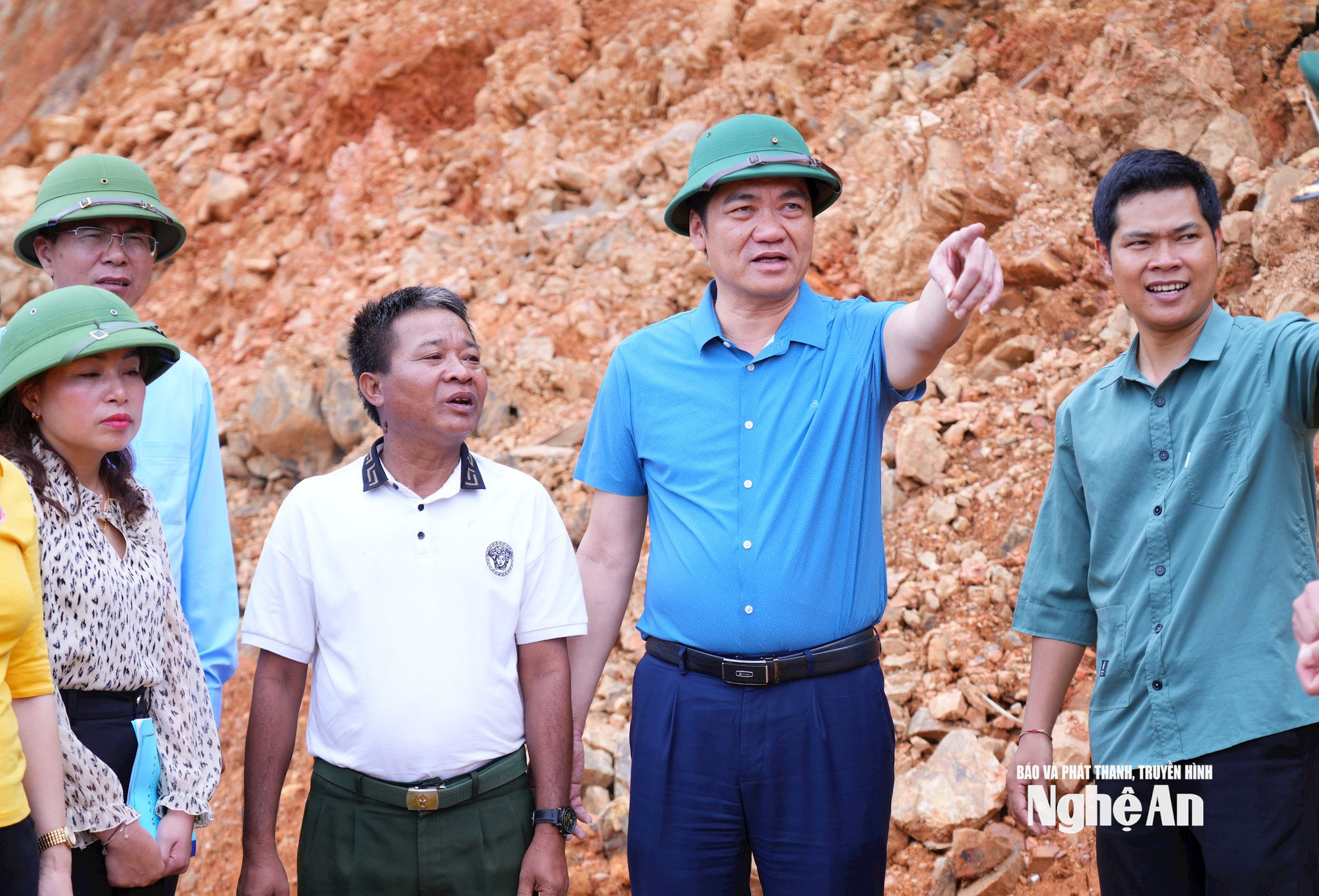 Đồng chí Hoàng Nghĩa Hiếu - Phó Bí thư Thường trực Tỉnh ủy trao đổi với cán bộ xã Na Loi về công tác khắc phục hậu quả lũ lụt. Ảnh: Thành Cường