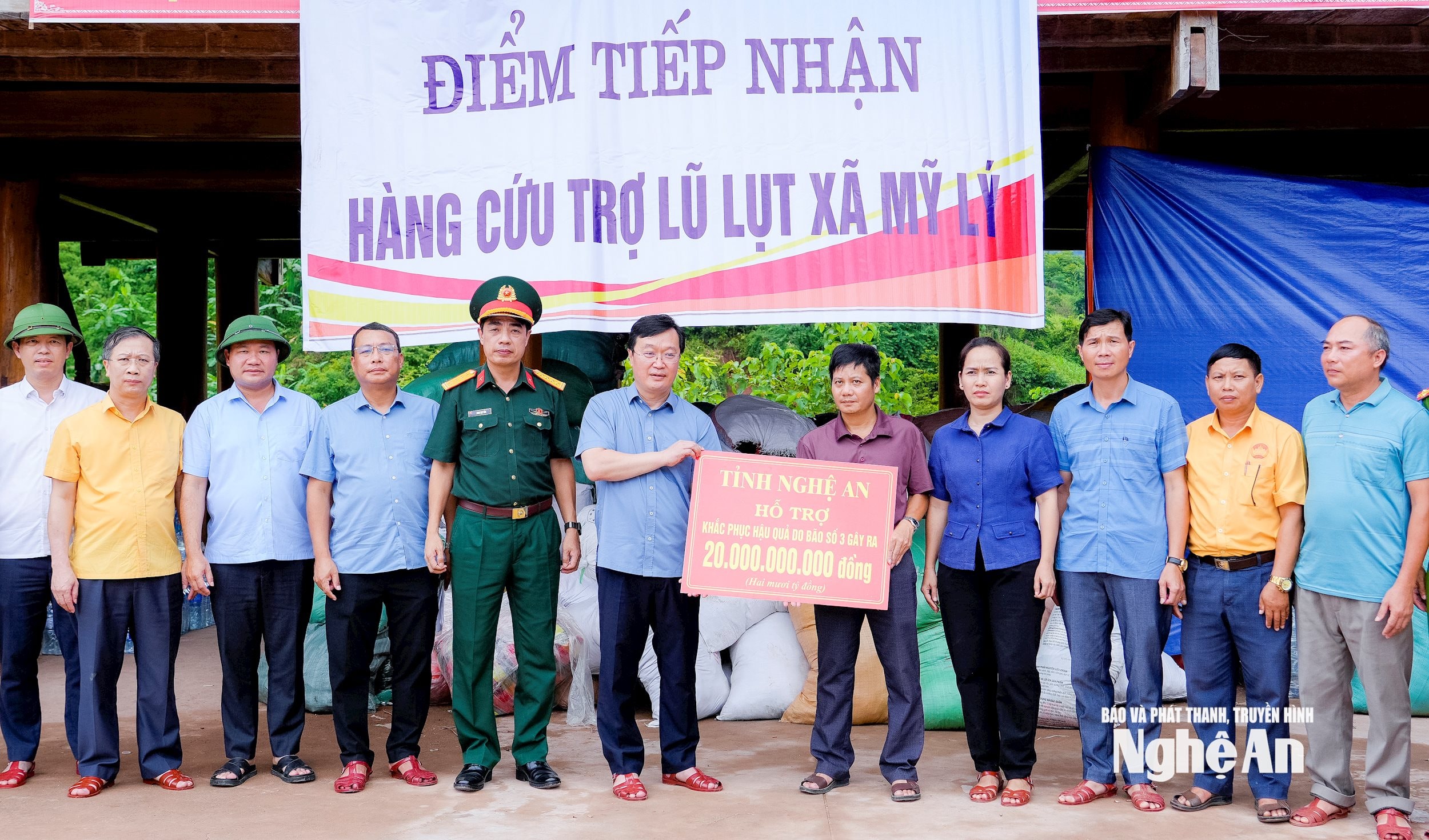 Đồng chí Nguyễn Đức Trung - Bí thư Tỉnh ủy cùng đoàn công tác trao hỗ trợ xã Mỹ Lý 20 tỷ đồng để khắc phục hậu quả lũ lụt. Ảnh:Phạm Bằng