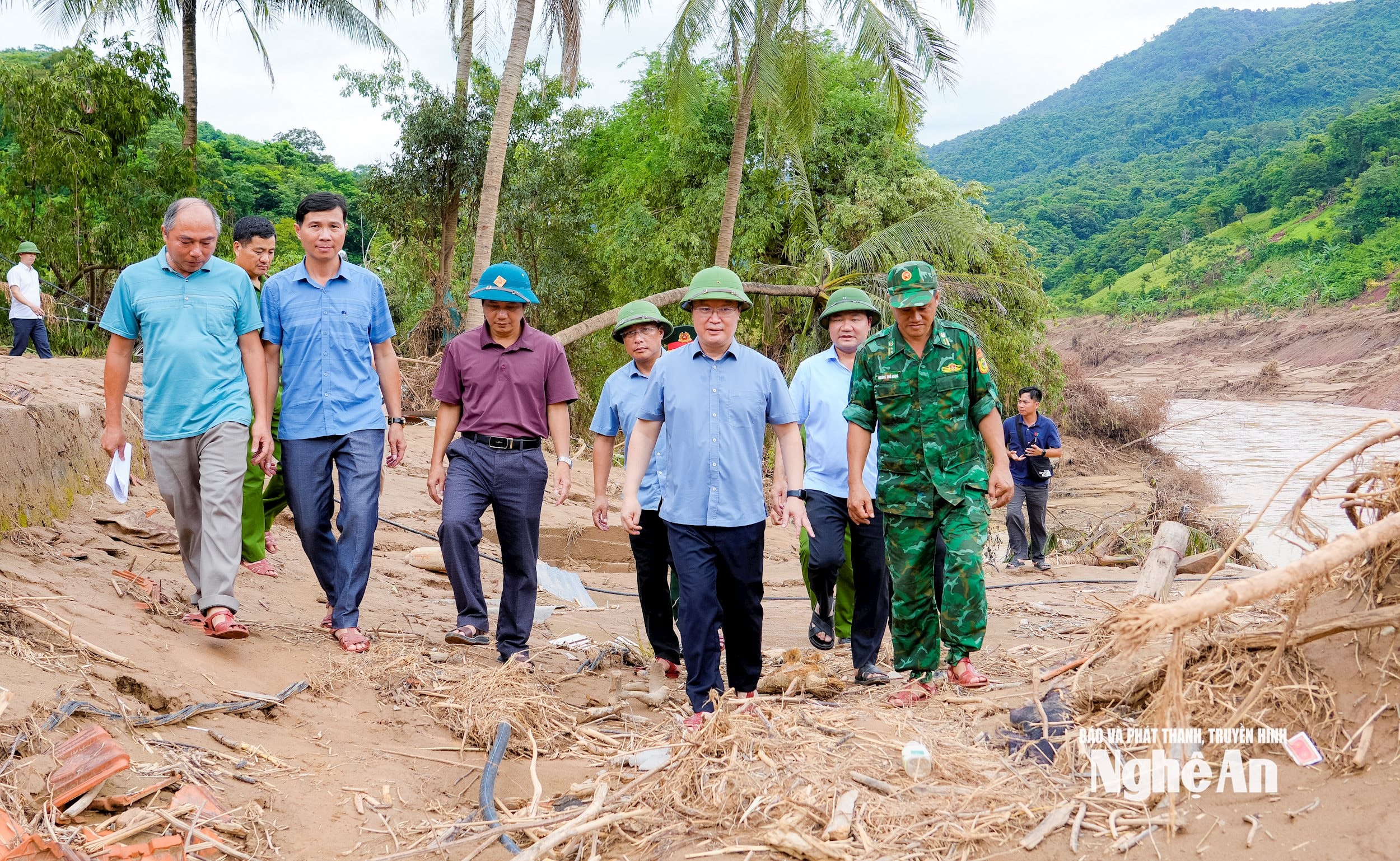 Đồng chí Nguyễn Đức Trung - Bí thư Tỉnh ủy cùng đoàn công tác vào xã Mỹ Lý kiểm tra thực tế việc khắc phục hậu quả lũ lụt. Ảnh: Phạm Bằng