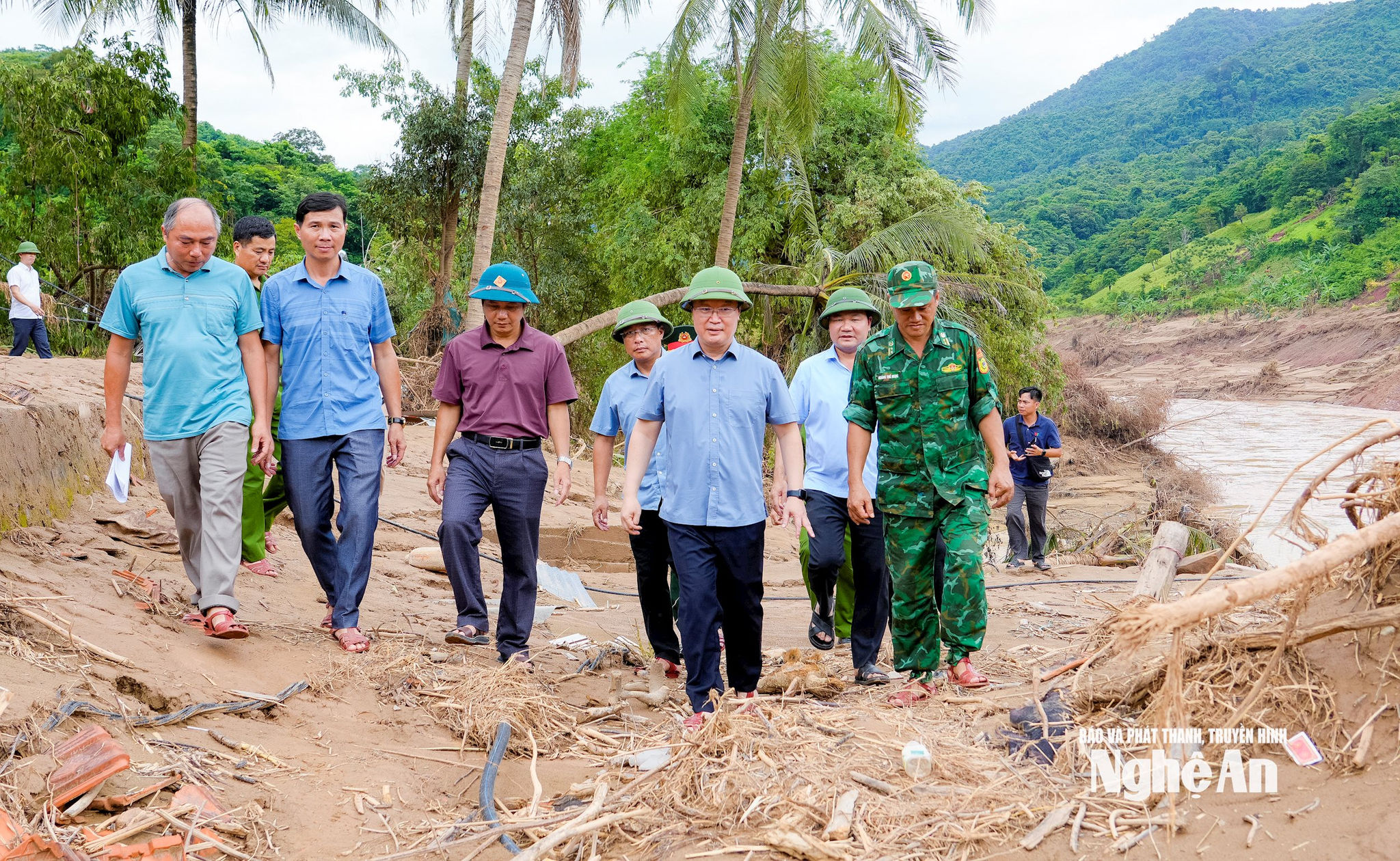 Đồng chí Nguyễn Đức Trung - Bí thư Tỉnh ủy cùng đoàn công tác vào xã Mỹ Lý kiểm tra thực tế việc khắc phục hậu quả lũ lụt. Ảnh: Phạm Bằng
