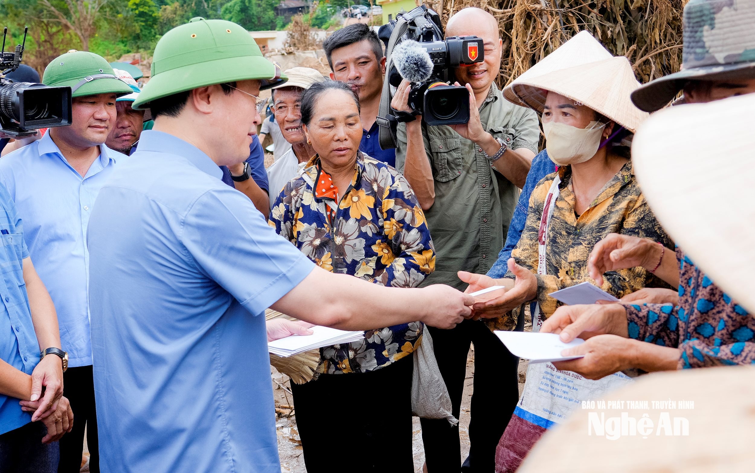 Đồng chí Nguyễn Đức Trung - Bí thư Tỉnh ủy cùng đoàn công tác trao hỗ trợ, động viên bà con bị thiệt hại khắc phục hậu quả lũ lụt. Ảnh: Phạm Bằng