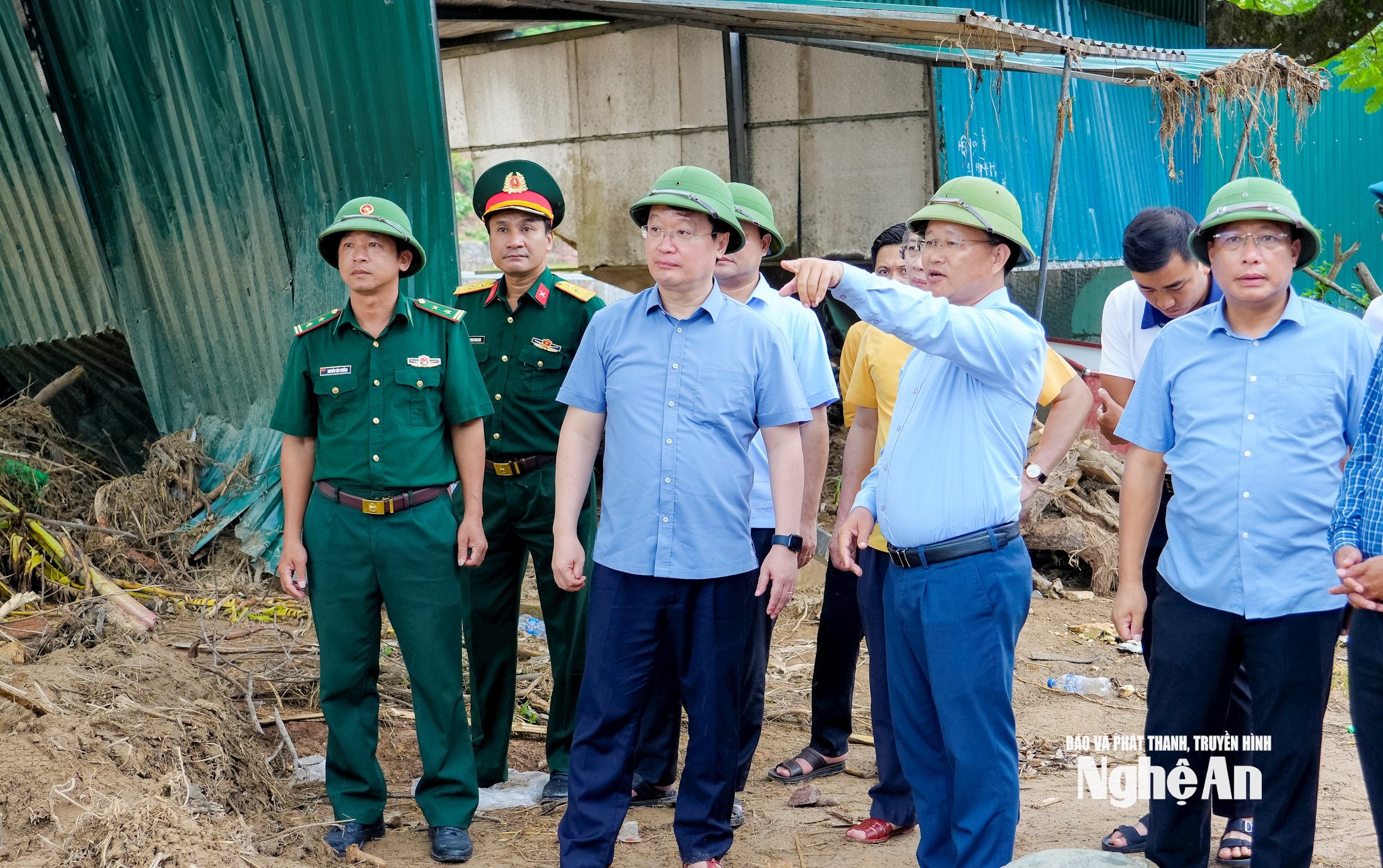 Đồng chí Nguyễn Đức Trung - Bí thư Tỉnh ủy trao đổi với lãnh đạo xã Nhôn Mai về công tác khắc phục hậu quả lũ lụt. Ảnh: Phạm Bằng