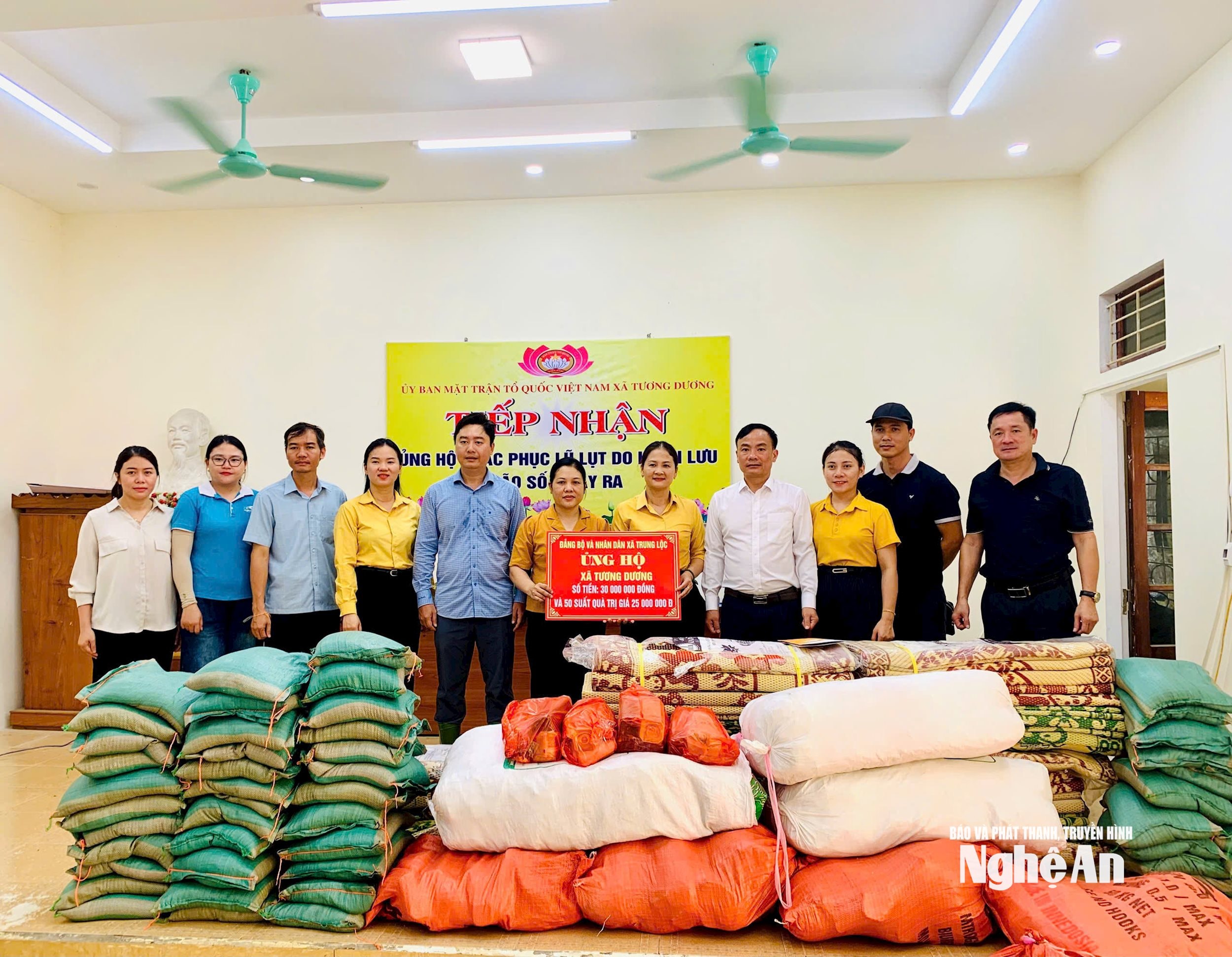 Đảng bộ và Nhân dân xã Trung Lộc ủng hộ người dân bị lũ lụt ở xã Tương Dương. Ảnh: CSCC