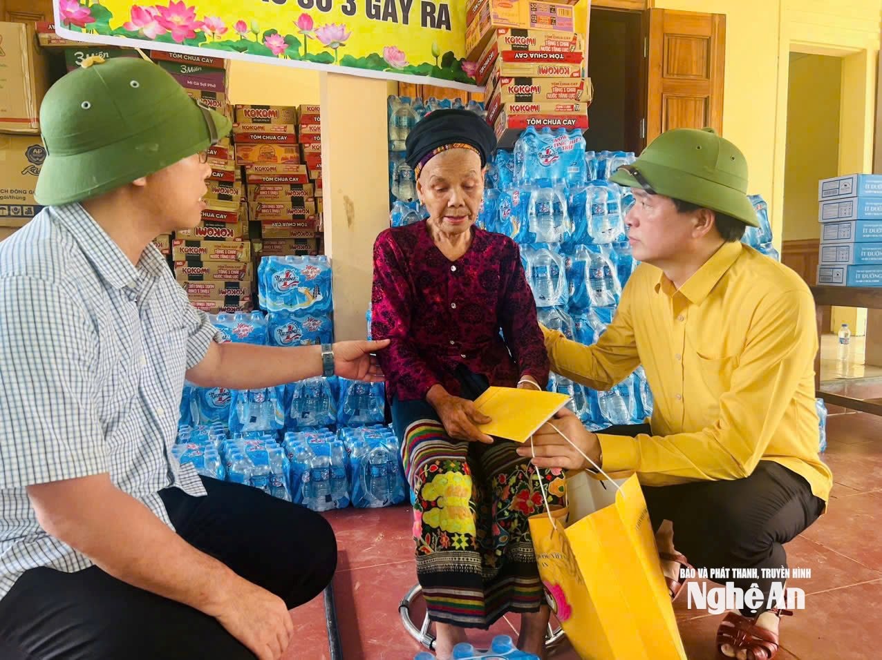 Đồng chí Nguyễn Đình Hùng – Phó Chủ tịch Thường trực Ủy ban MTTQ Việt Nam tỉnh Nghệ An thăm hỏi, động viên và trao quà hỗ trợ người dân vùng bị thiệt hại do cơn bão số 3