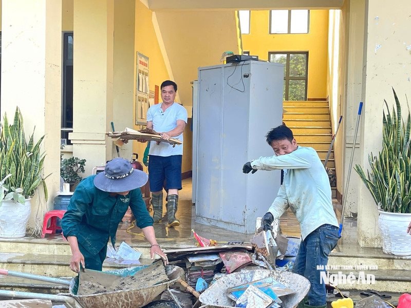 Giáo viên Trường PT DTBT THCS Lưu Kiền sắp xếp lại trường lớp sau lũ. Ảnh - NTCC