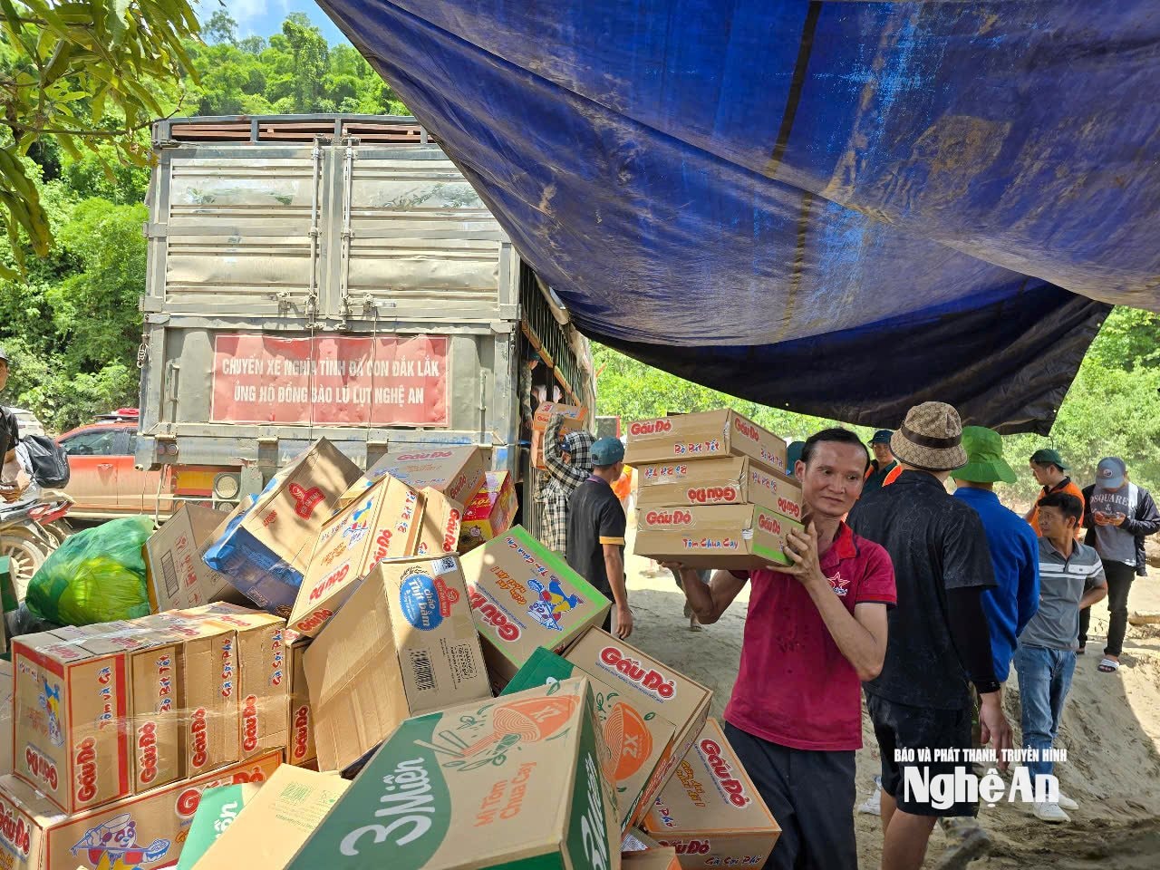 Hàng chục tấn hàng hóa thiết yếu do người dân tỉnh Đắk Lắk quyên góp được tập kết, chuẩn bị chuyển đến hỗ trợ các vùng bản của miền Tây Nghệ An