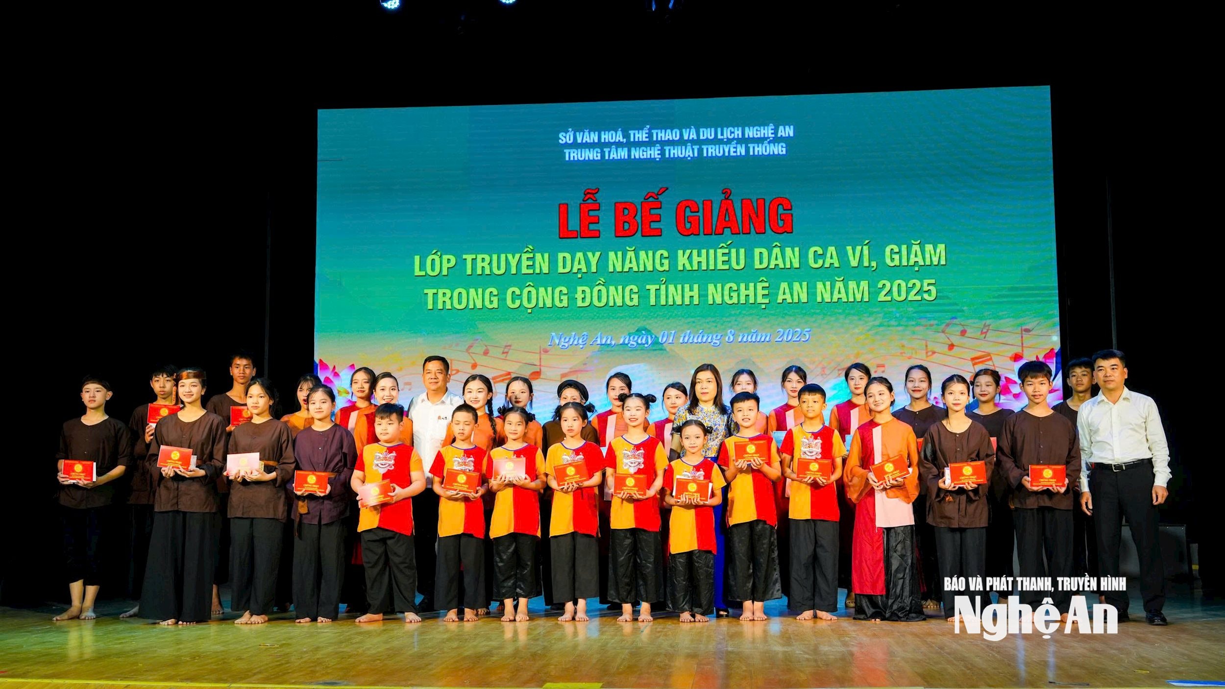 Học sinh được trao chứng chỉ hoàn thành khoá học