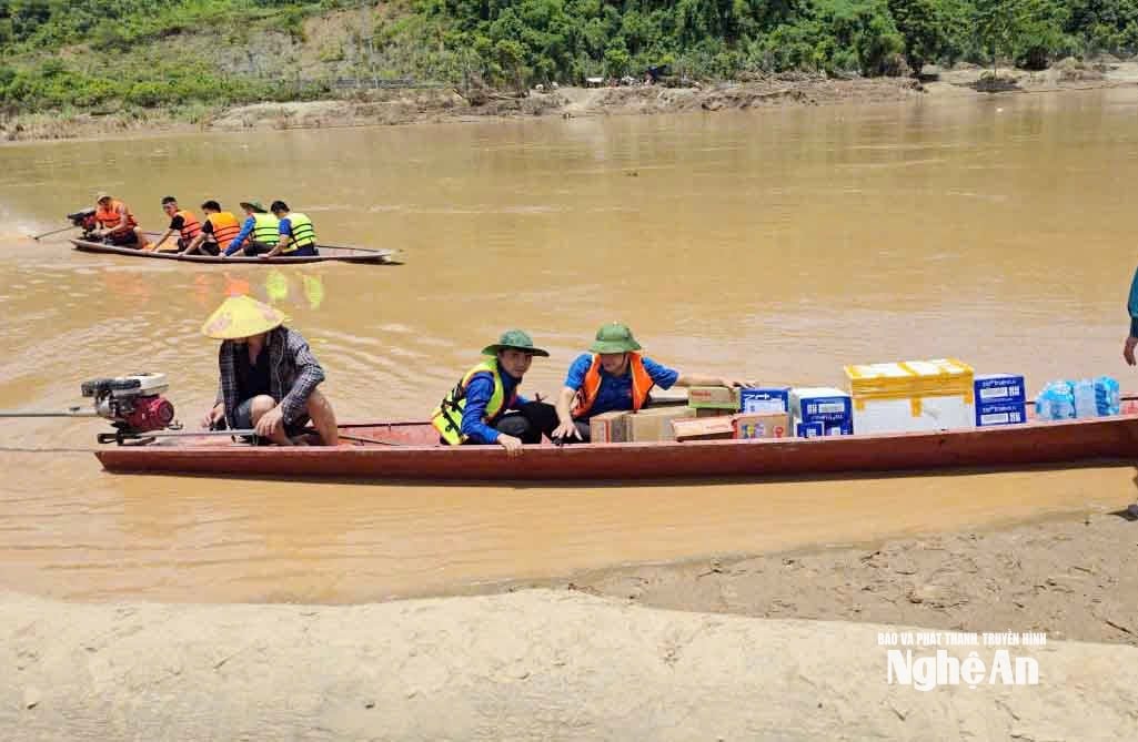 Nhiều cơ quan, đơn vị, mạnh thường quân phải dùng thuyền vận chuyển hàng hóa tình nguyện qua sông để trao tặng quà cho bà con (2)