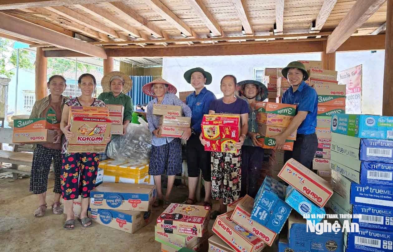 Nhiều cơ quan, đơn vị, mạnh thường quân phải dùng thuyền vận chuyển hàng hóa tình nguyện qua sông để trao tặng quà cho bà con (3)