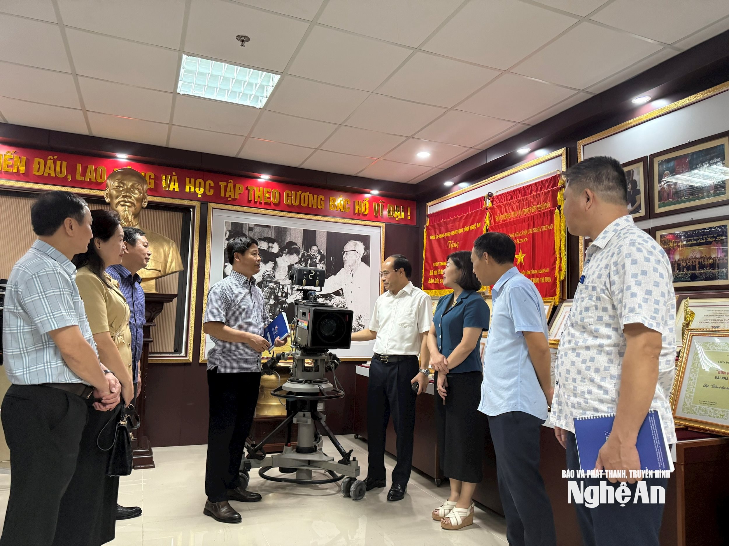 Thăm phòng truyền thống