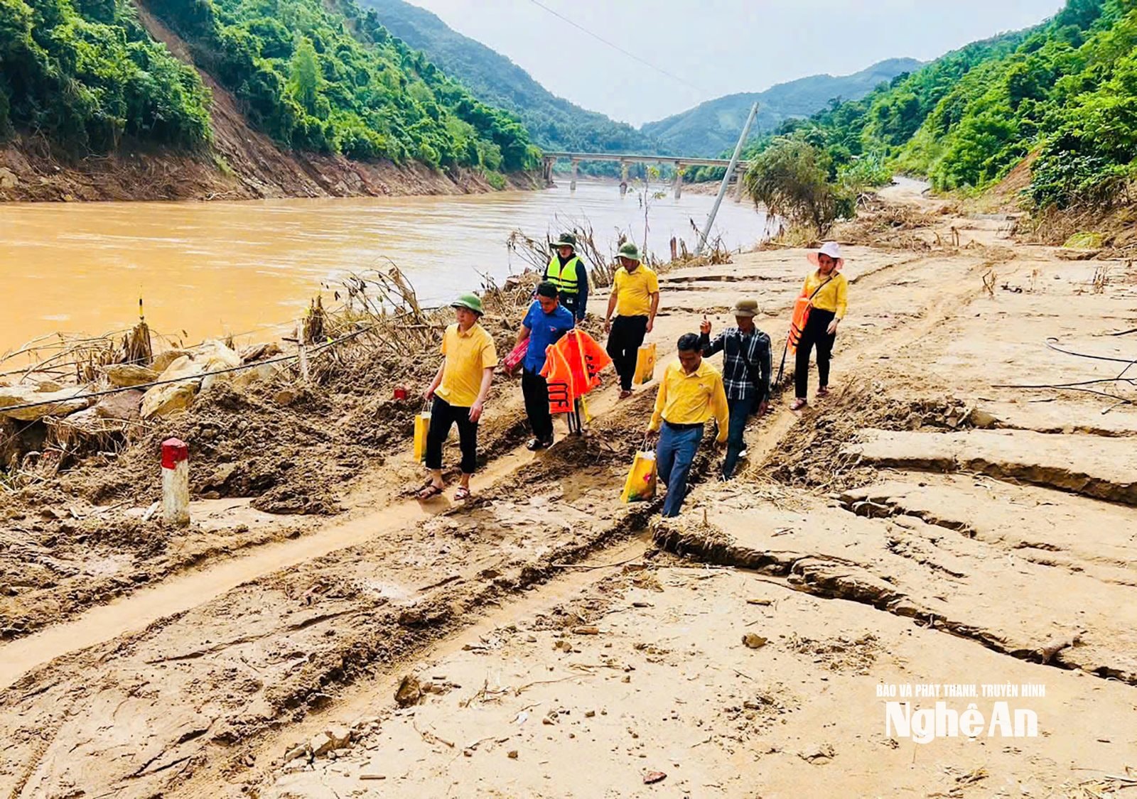 Ủy ban MTTQ tỉnh Nghệ An tổ chức đoàn công tác trực tiếp đến các địa bàn bị ảnh hưởng để khảo sát thiệt hạ (2)