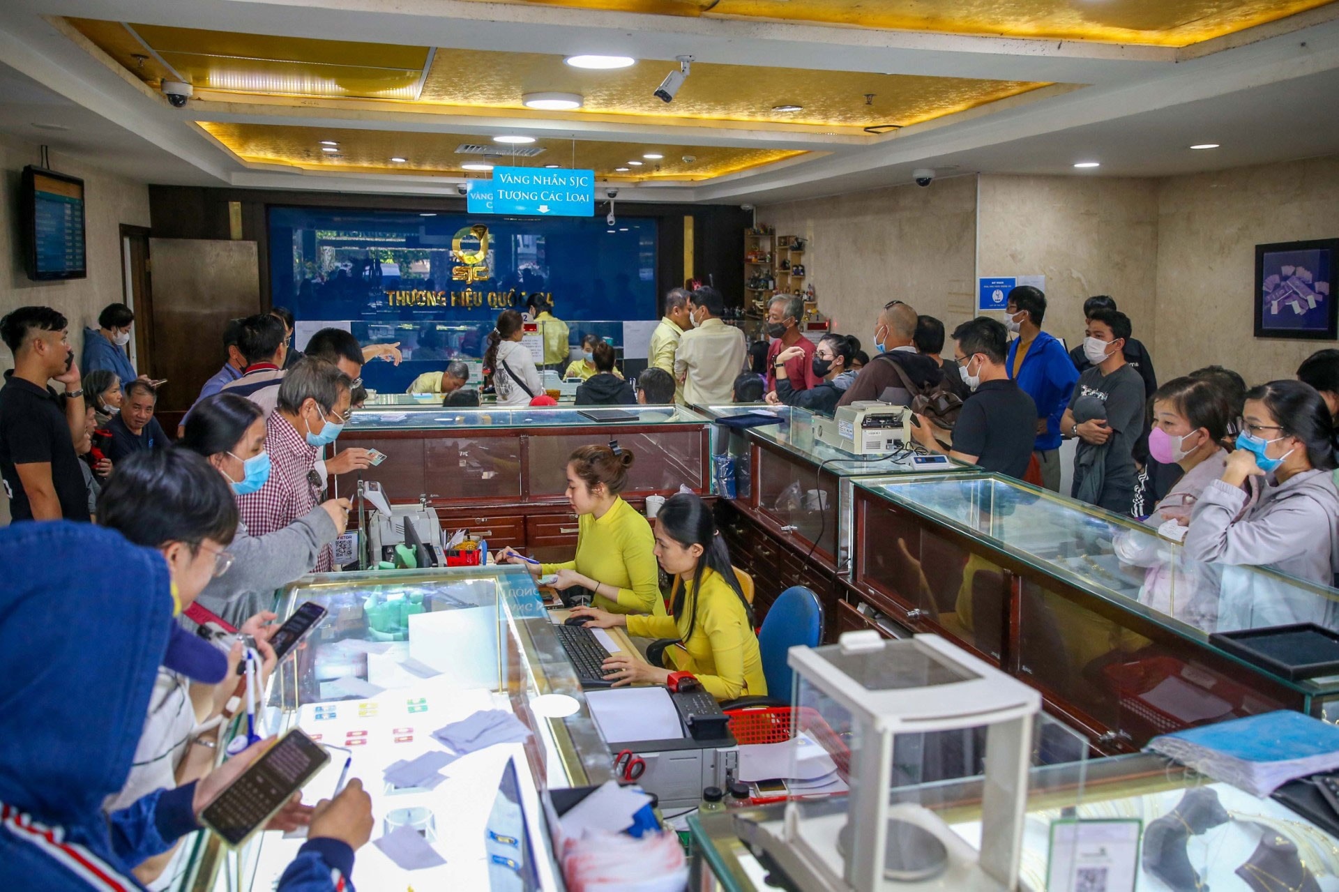 Giá vàng hôm nay 2/8: Giá vàng lại tăng dựng đứng cuối tuần