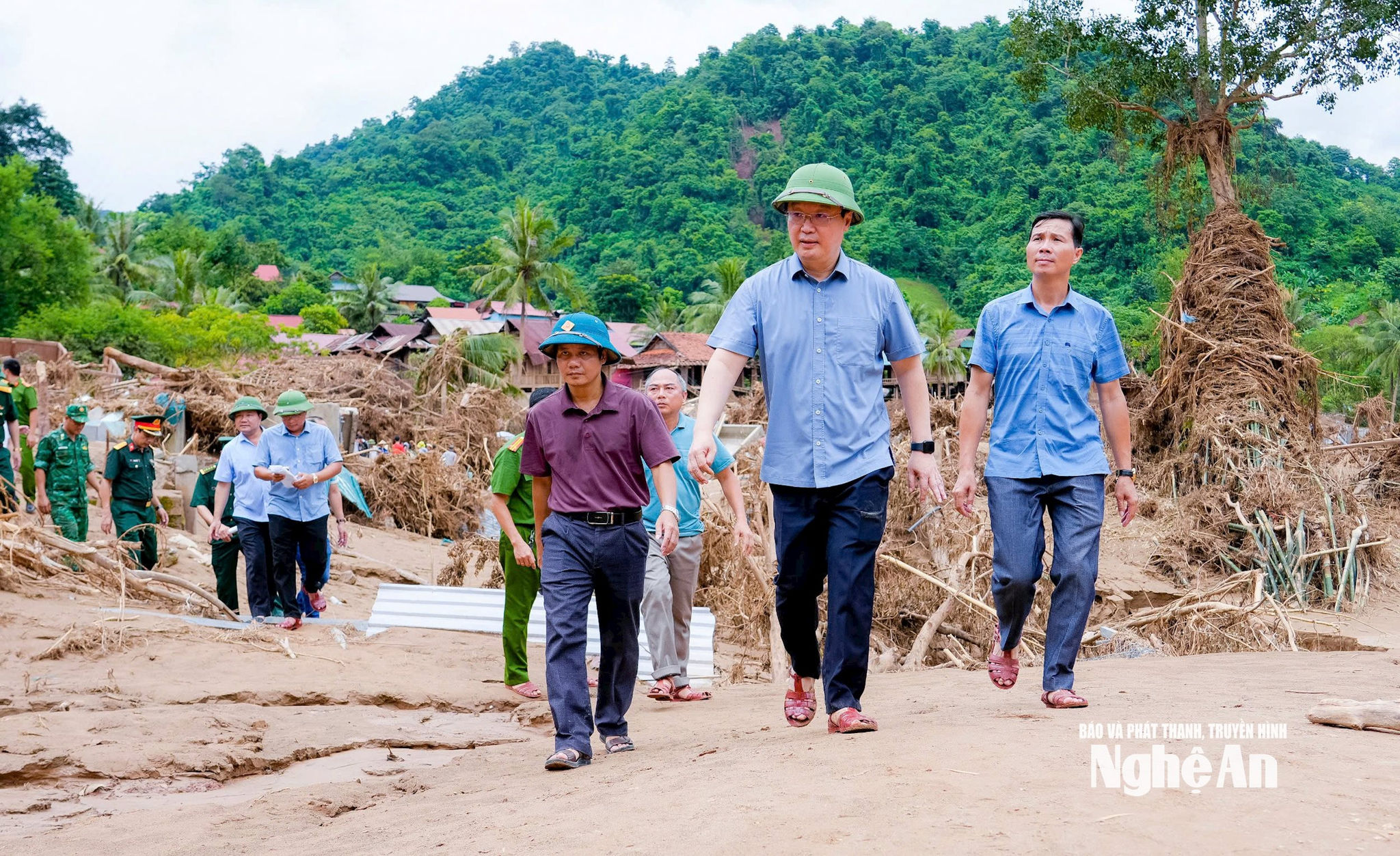 Bí thư Tỉnh ủy Nghệ An Nguyễn Đức Trung chỉ đạo khắc phục hậu quả lũ lụt tại các xã Bắc Lý và Mỹ Lý