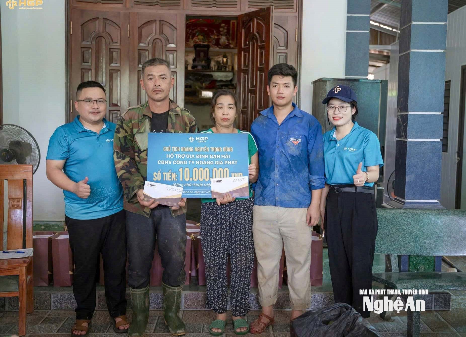 ក្រុមហ៊ុន Hoang Gia Phat បានឧបត្ថម្ភថវិកាចំនួន 10 លានដុង ដើម្បីចែករំលែកការលំបាកជាមួយគ្រួសារ Phan Duc Hai ដែលជាបុគ្គលិកវ័យក្មេងរបស់ HGP Land ។ រូបថត៖ PV