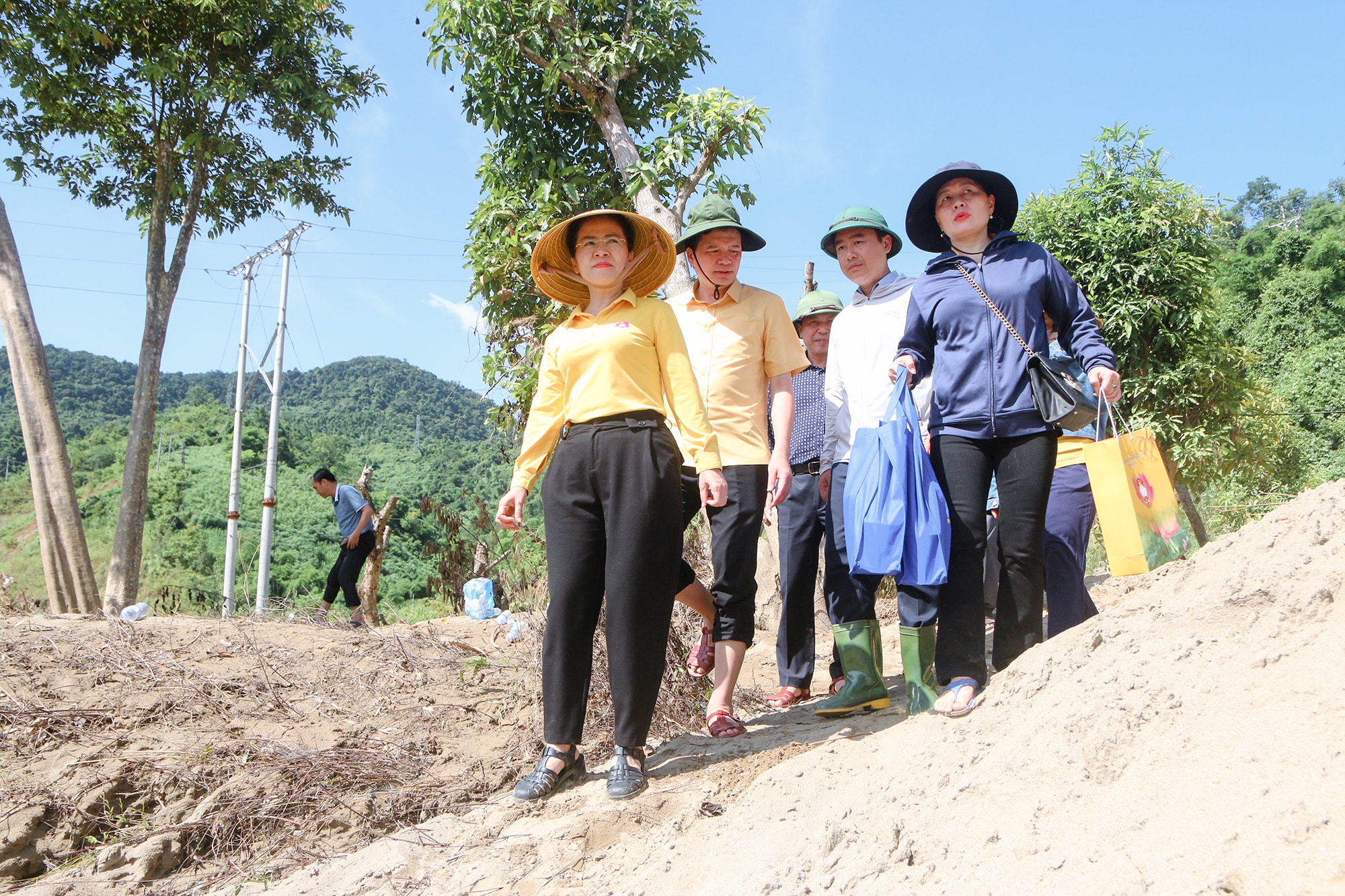 1 Đồng chí Võ Thị Mình Sinh – Phó Bí thư Tỉnh ủy, Chủ tịch Ủy ban MTTQ Việt Nam tỉnh Nghệ An cùng đoàn công tác của tỉnh trực tiếp thăm hỏi bàn con nhân dân vùng bị cô lập. Ảnh Đình Tuân