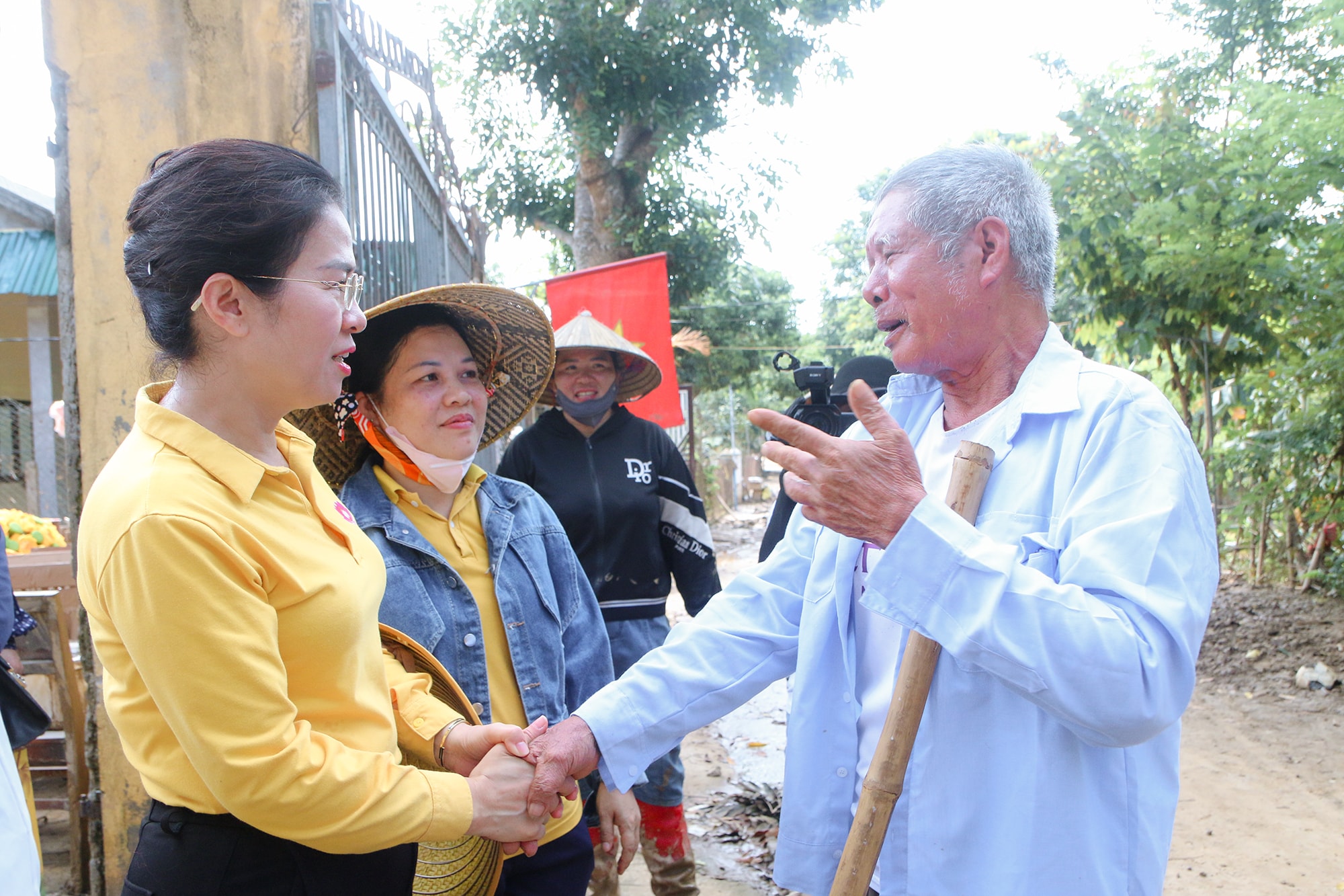7 Đồng chí Võ Thị Minh Sinh ân cần thăm hỏi các già làng, người có uy tín các bản. Ảnh Đình Tuân