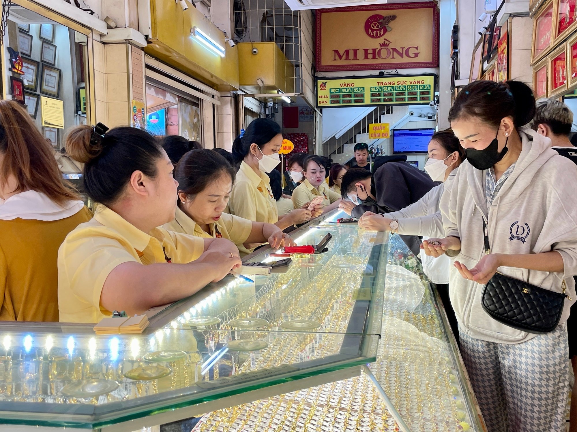 Giá vàng chiều nay 3/8/2025: Giá vàng tăng người mua lãi đậm