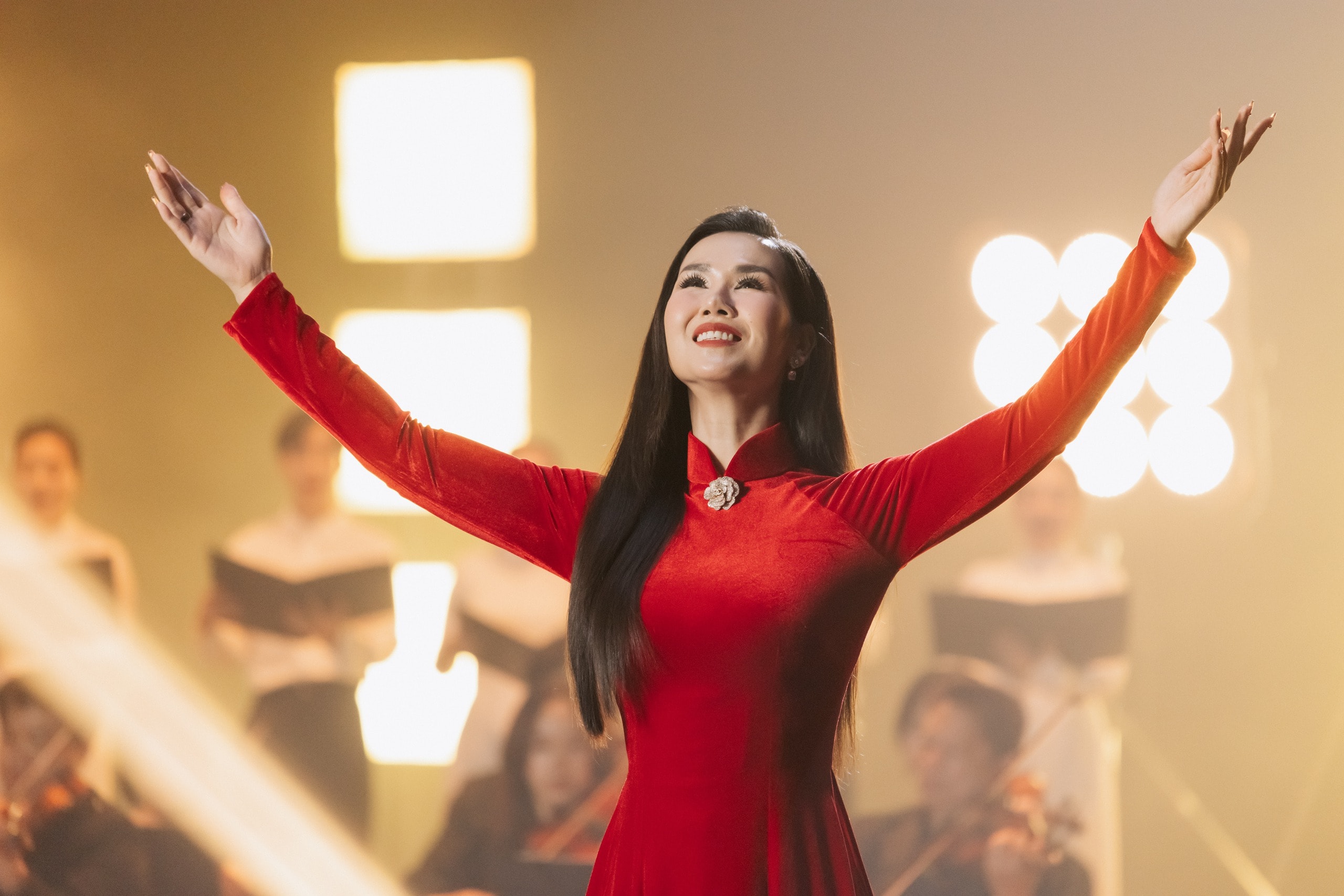 Võ Hạ Trâm góp doanh thu MV 'Nguyện là người Việt Nam' cho Quỹ Vì người nghèo - Ảnh 1.
