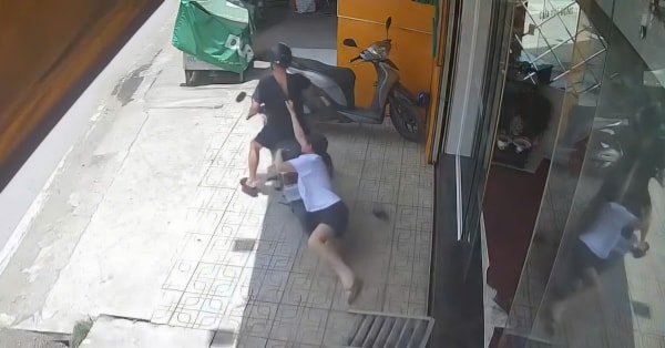 Bắt khẩn cấp đối tượng vào tiệm vàng vờ xem nhẫn vàng rồi bất ngờ cướp giật tẩu thoát -0