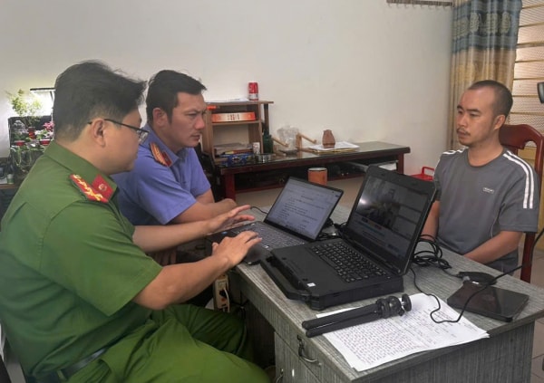 Bắt khẩn cấp đối tượng vào tiệm vàng vờ xem nhẫn vàng rồi bất ngờ cướp giật tẩu thoát -1